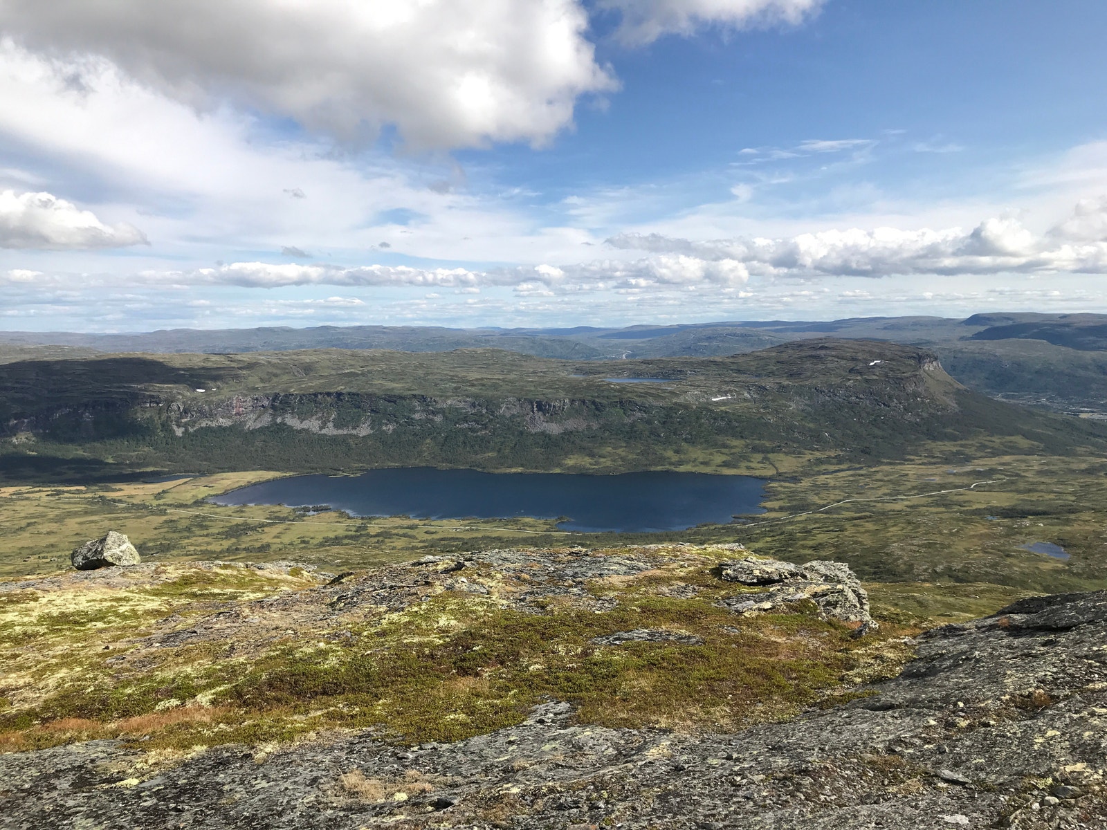 Utsikt mot Isdalsvatnet fra Vetle Ishaug. Galleribilde