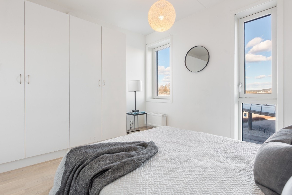 Stort soverom med god plass til garderobe Galleribilde