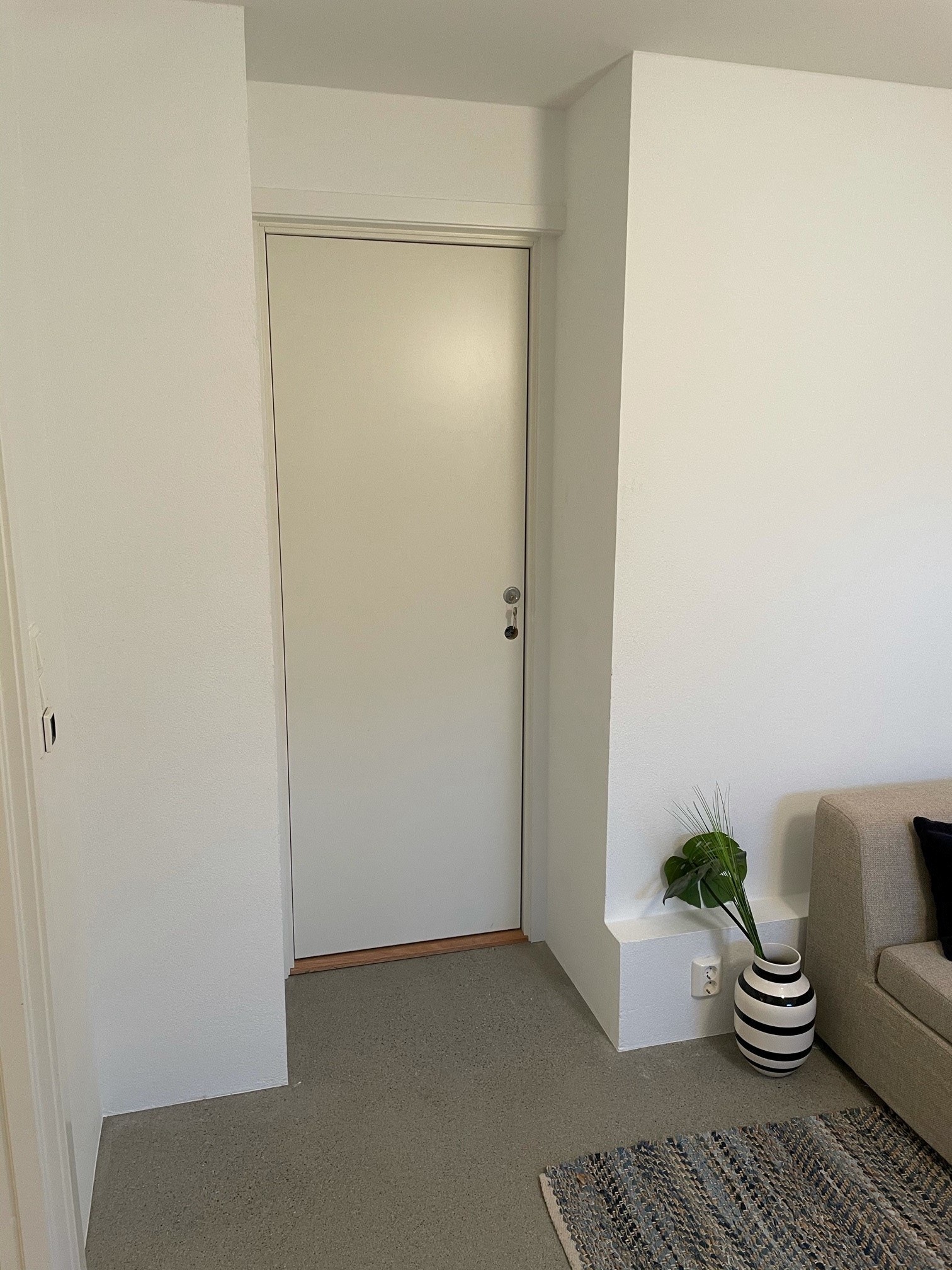 Lydisolert dør mot resten av huset. Her kommer det skap Galleribilde