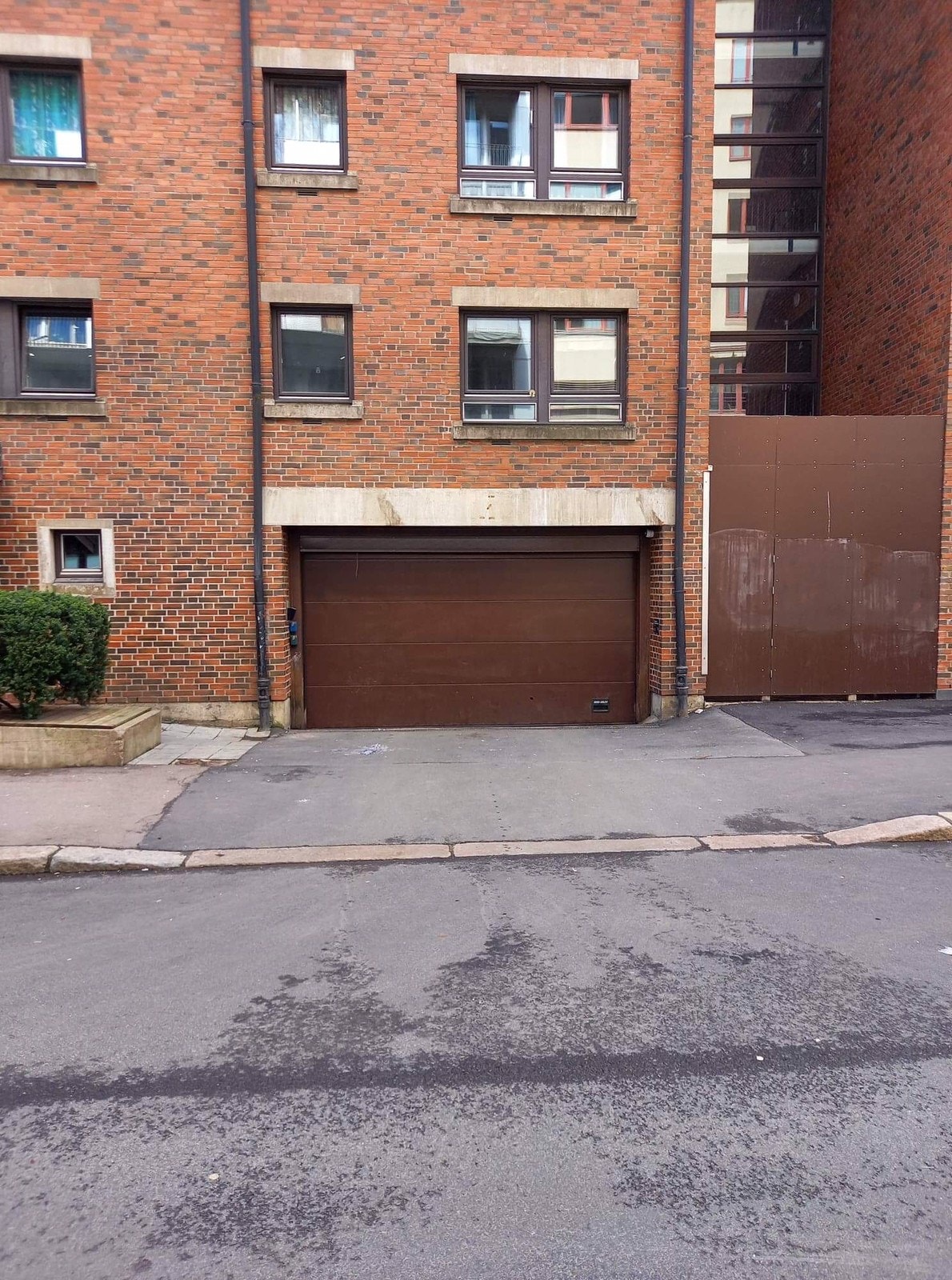 Det er to låste porter inn til parkeringsplassen. Galleribilde