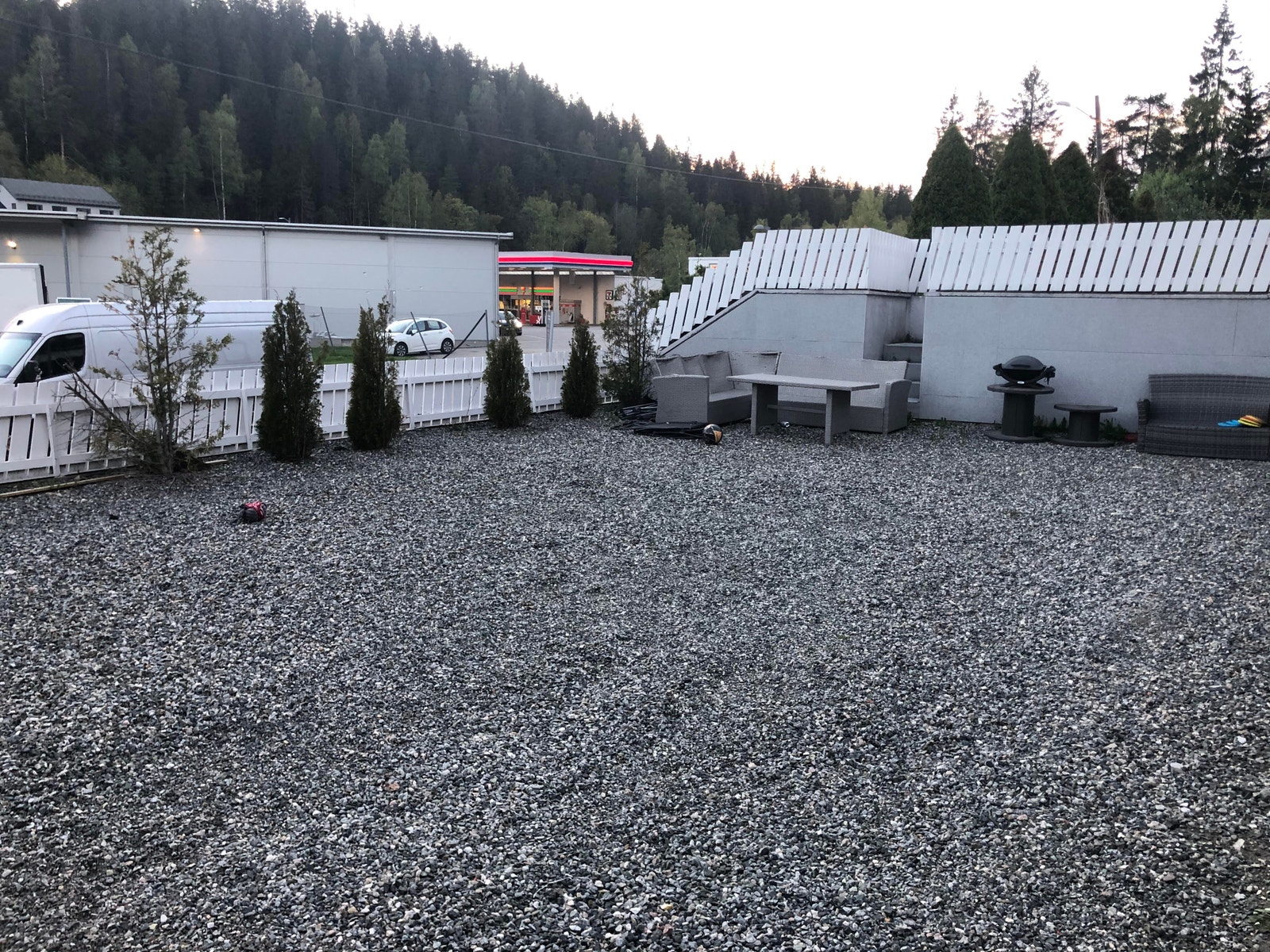 Stor hage/Parkering plass Galleribilde