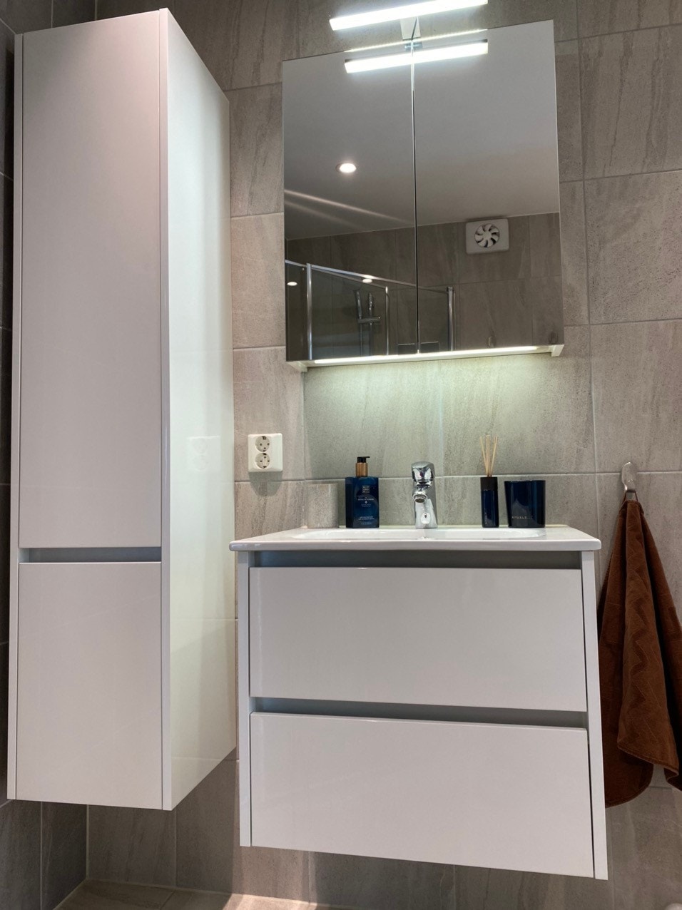 Praktisk baderomsinnredning med oppbevaring Galleribilde