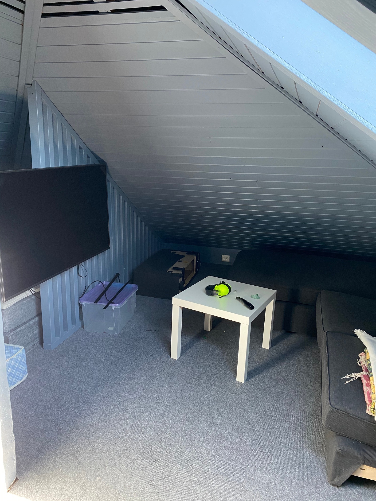 Loftstue med sofa og 2 dobbeltsenger Galleribilde