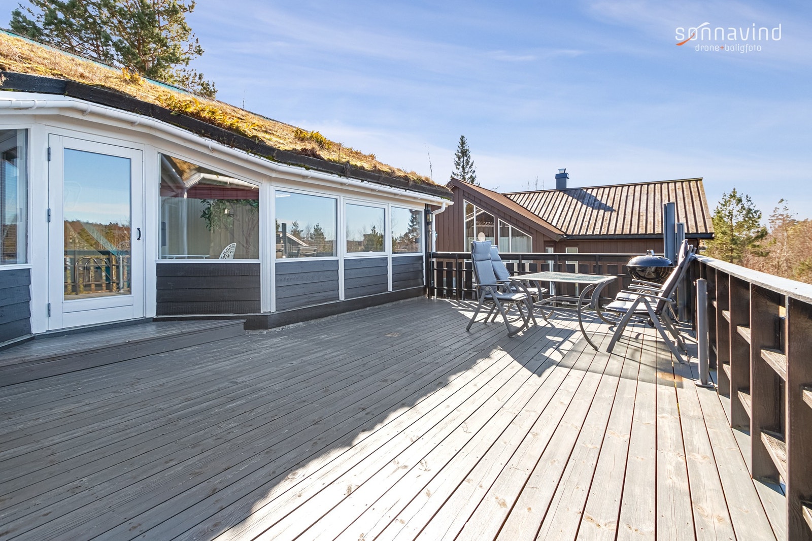 Her er solen til langt på kveld og er ypperlig grillplass. Det er satt ut flere utemøbler. Galleribilde