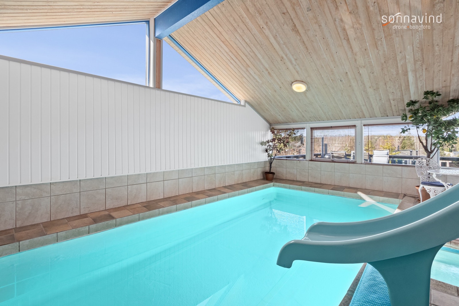 Ved bassenget er det satt opp en sklie som er meget populær for barna. Galleribilde