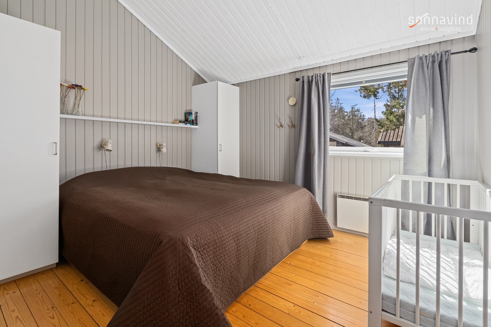 Soverom 2 inneholder også en barneseng Galleribilde
