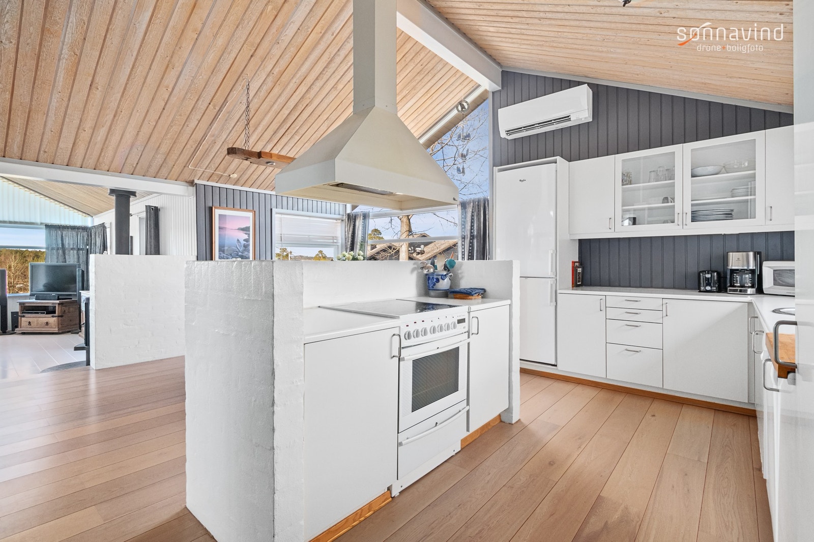 Kjøkken inneholder alt man måtte trenge av utstyr. Som blant annet oppvaskmaskin, mikrobølgeovn, kaffetrakter, vannkoker og miksmaster. Galleribilde