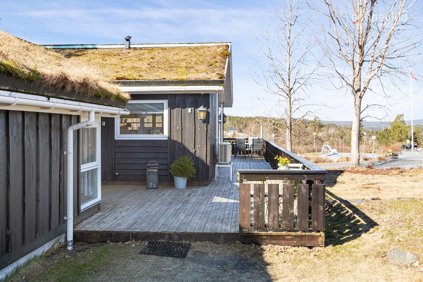 Over veien ligger Jegertunet feriesenter med utendørs svømmebasseng. Her kan man bestille seg god mat og drikke som kan nytes ute i solen eller inne. Galleribilde