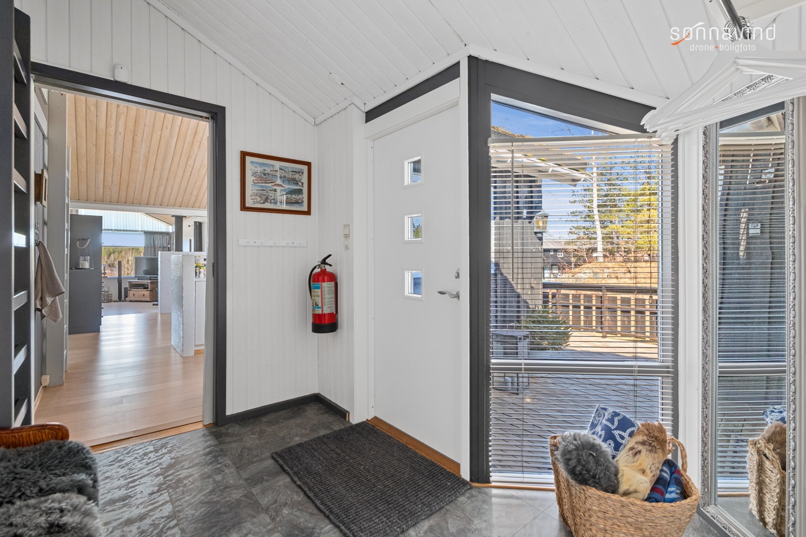 Godt med plass til yttertøy. Her er også tilgang til hems 2 og 3 Galleribilde