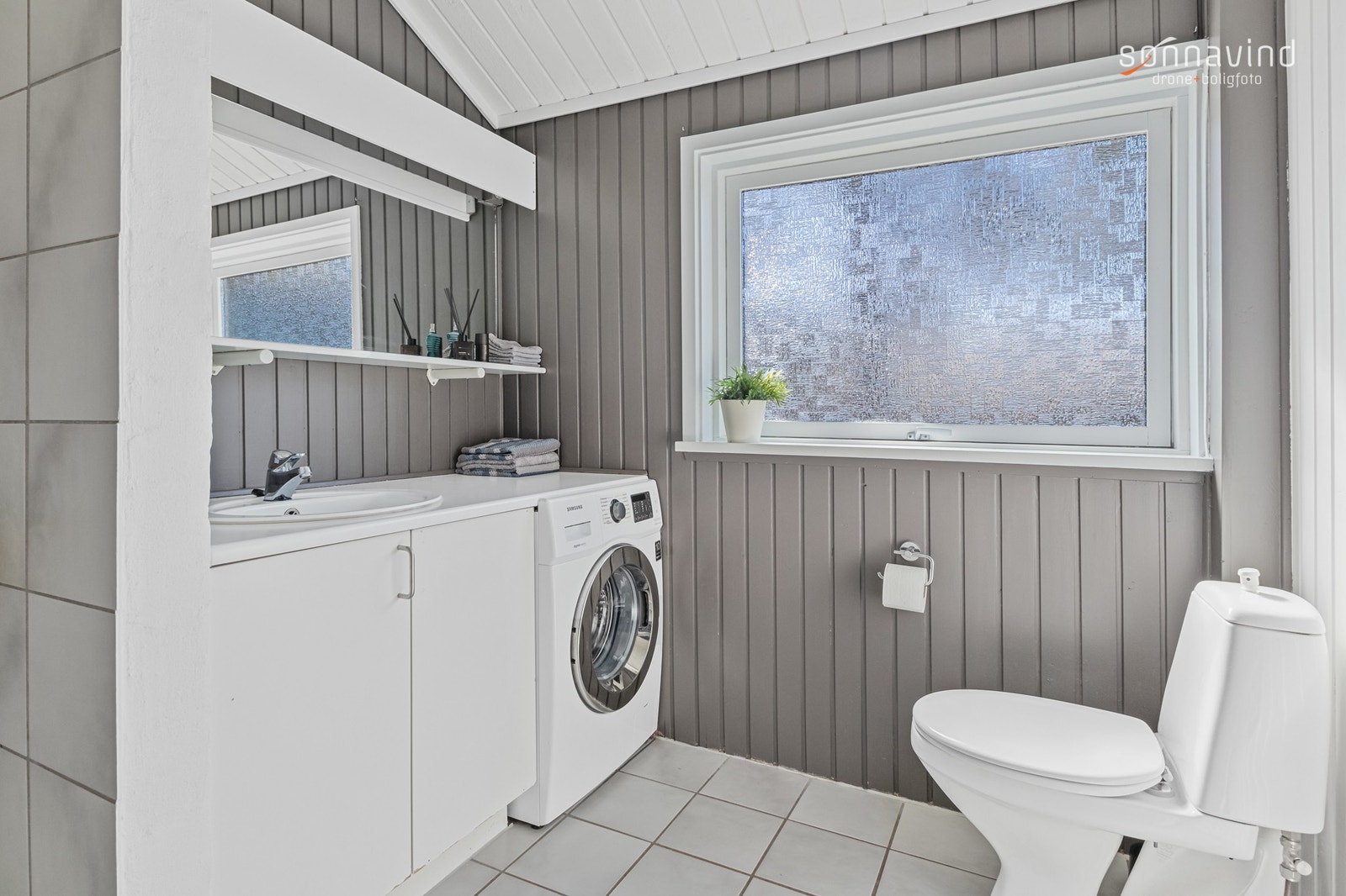 Romslig bad med vaskemaskin og stor dusj Galleribilde