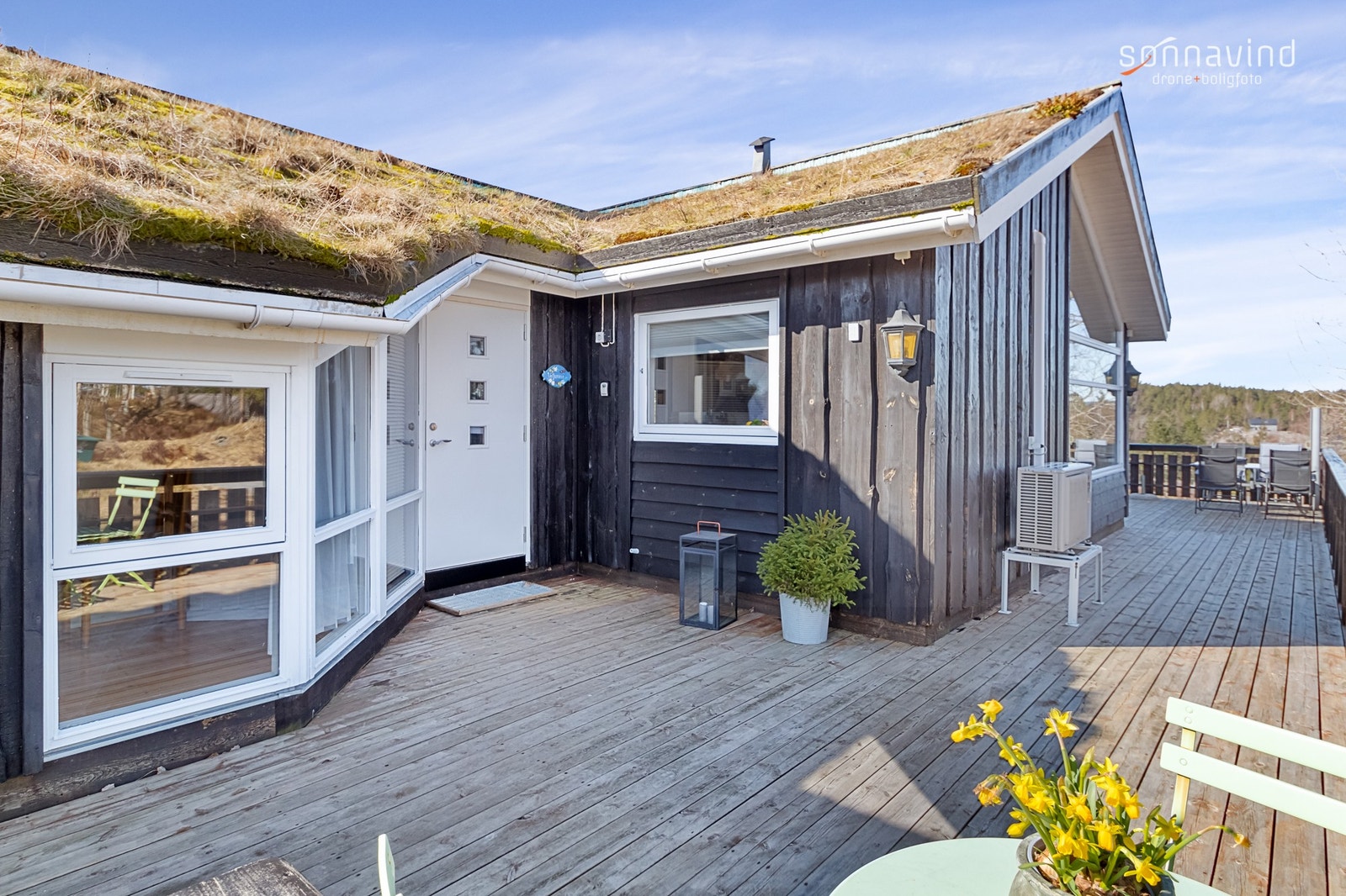 Det er installert varmepumpe med både varme og kulde funksjon som gir et behagelig innendørs klima året rundt. Galleribilde