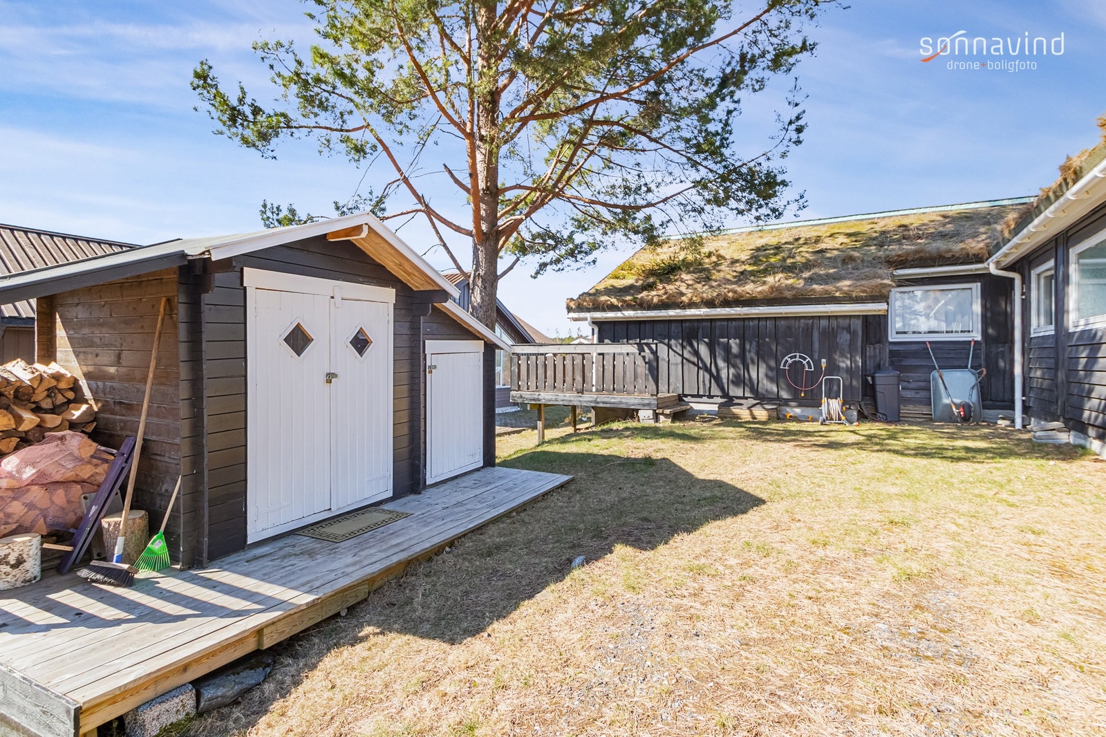 I uteboden ligger det uteleker, samt tennisutstyr. Galleribilde