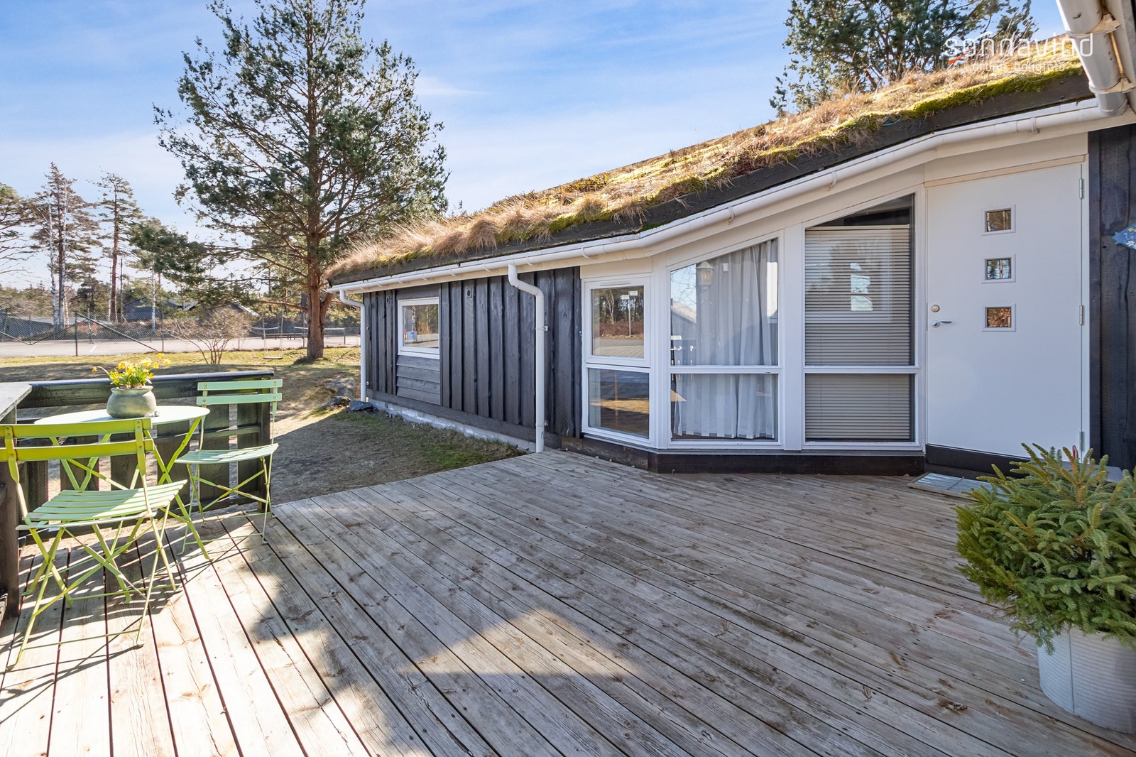 Her ser man tennisbanene på andre siden av veien Galleribilde