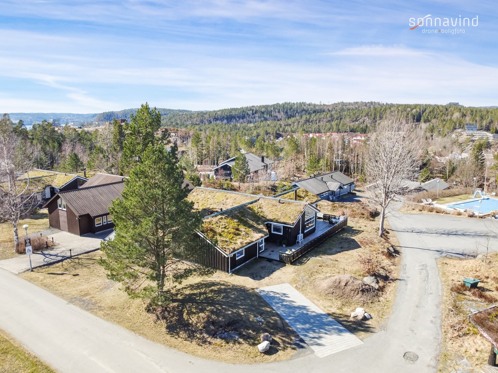 Stor tomt, med masse lekemuligheter. Hytten har flere terrasser og man kan parkere både foran og på siden av hytten. Tennisbanen ligger på andre siden av veien. Galleribilde
