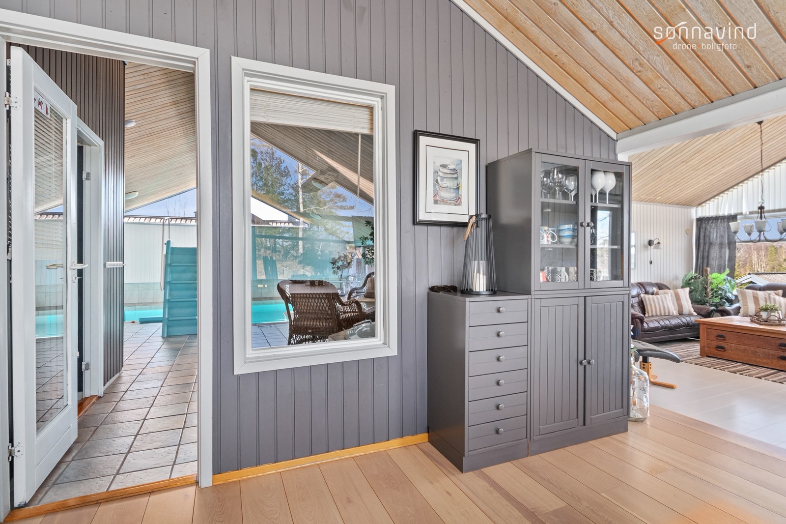 Inngang til Spaavdelingen. Her ligger bad nummer 2, med toalett og dusj, slik at man enkelt kan dusje før og etter man har badet. Galleribilde