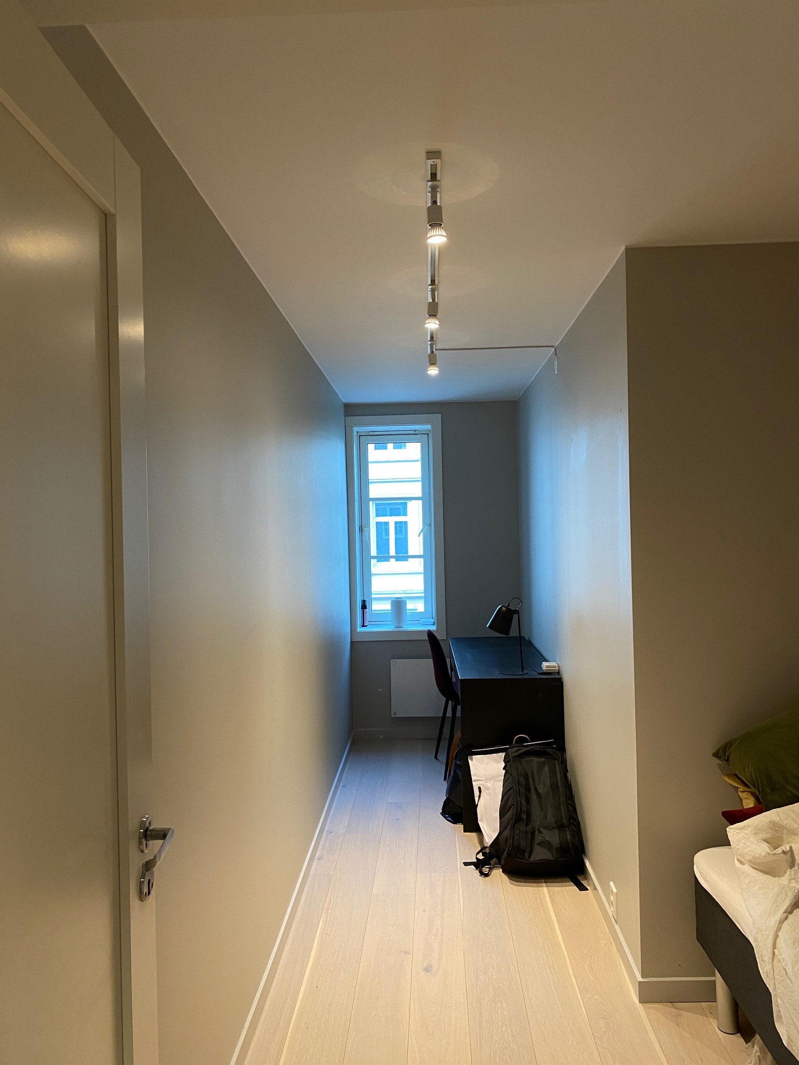 Soverom 3: Plass til 140 cm seng, garderobeskap og skrivebord. Det er montert garderobeskap der i dag, som følger med leiligheten, men som ikke er på dette bildet. Galleribilde