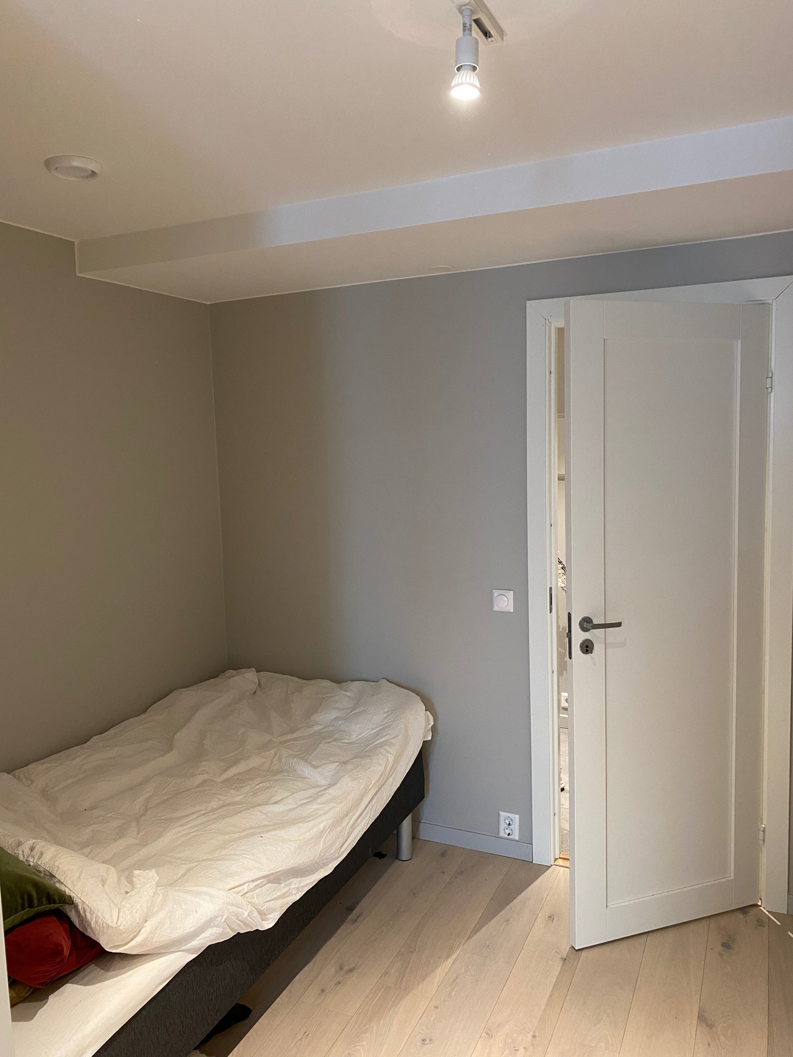 På bildet er det en enkeltseng, men det er plass til en 140 cm bred seng her om du ønsker det. Galleribilde
