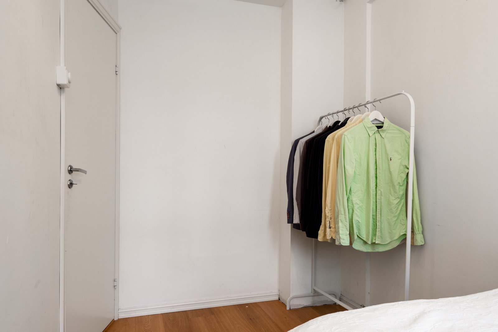 På soverom 3 er det plass til ekstra oppbevaringsmuligheter. Soverommet disponerer også ekstra oppbevaringskap i gangen rett utenfor døren.. Galleribilde
