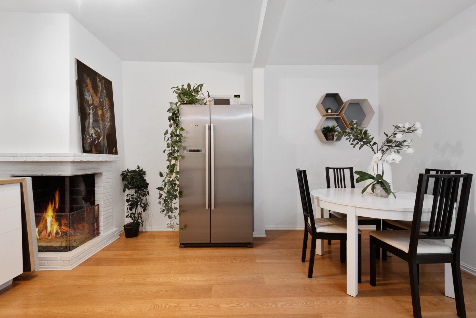Åpen kjøkkenløsning med peis. Galleribilde