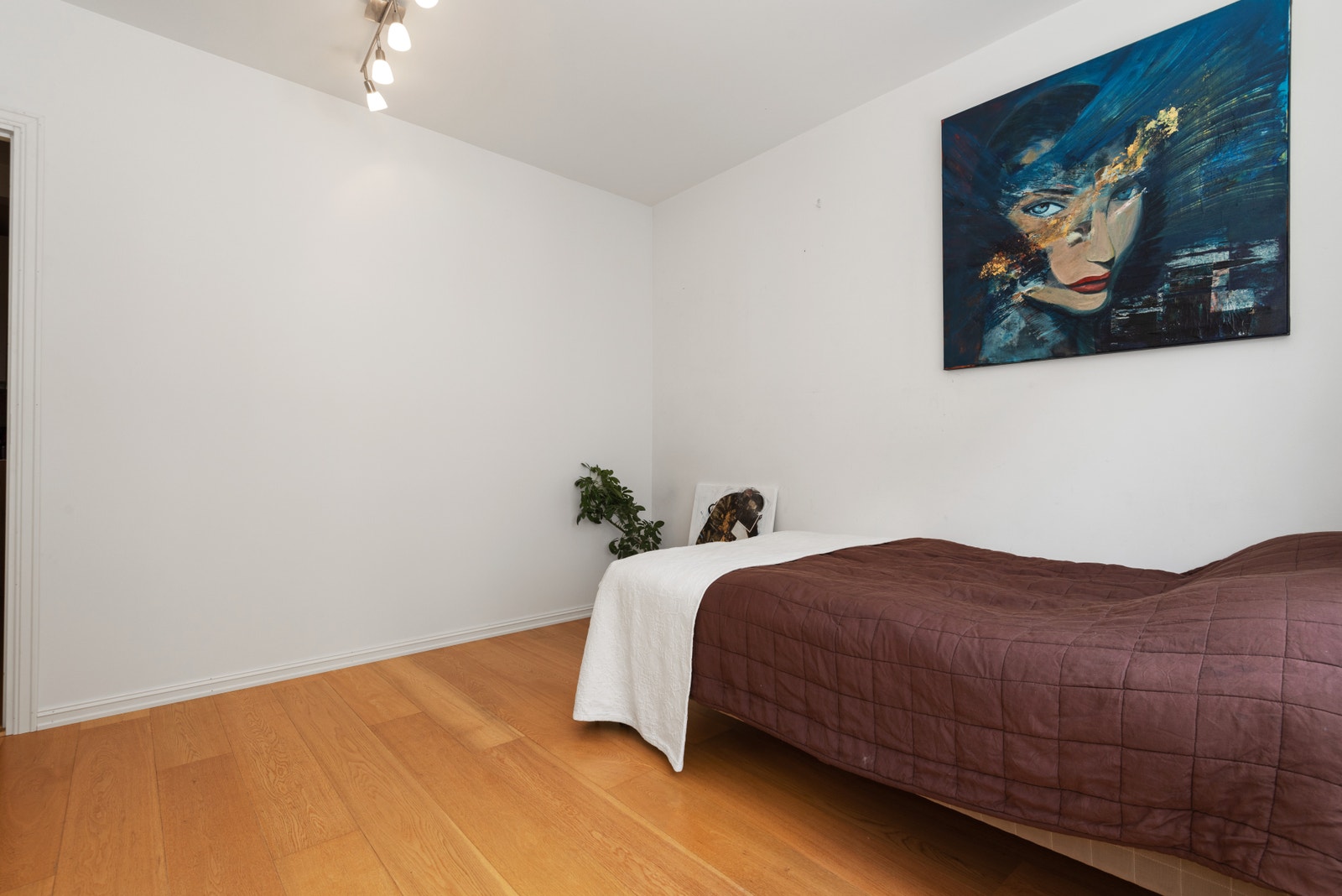 Soverom 1 er på over 12 kvm med god plass til både seng, sofa, tv benk og godt med oppbevaring. Galleribilde