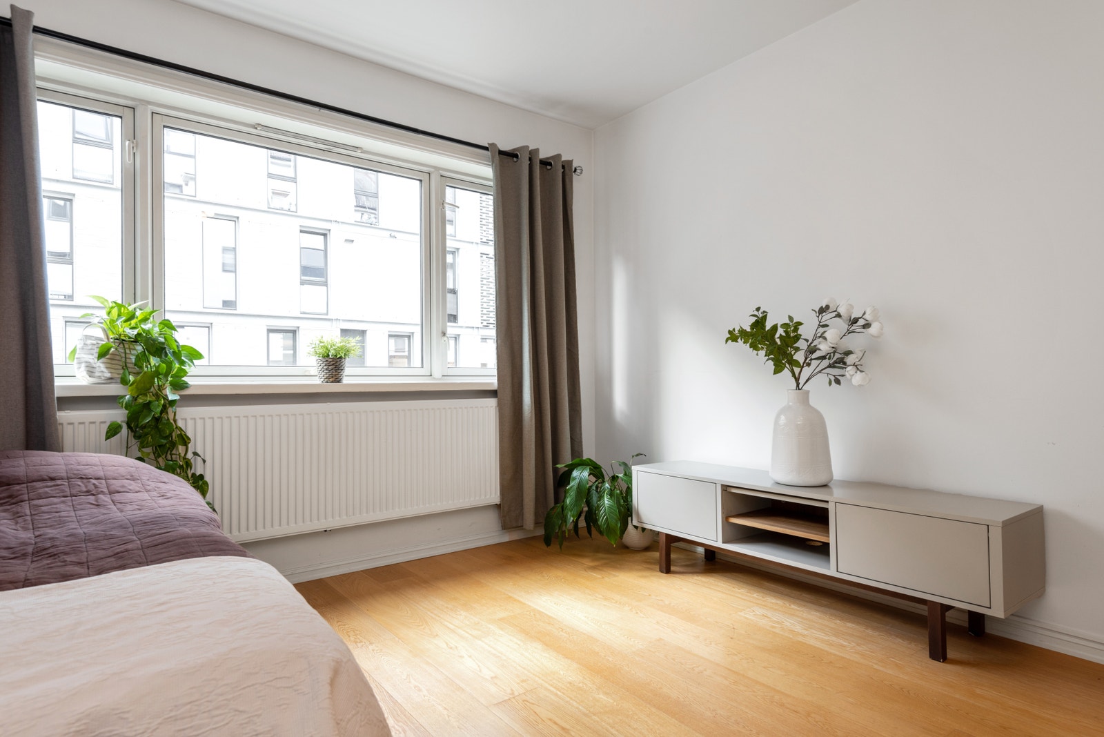 Soverom 1 er på over 12 kvm med god plass til både seng, sofa, tv benk og godt med oppbevaring. Galleribilde