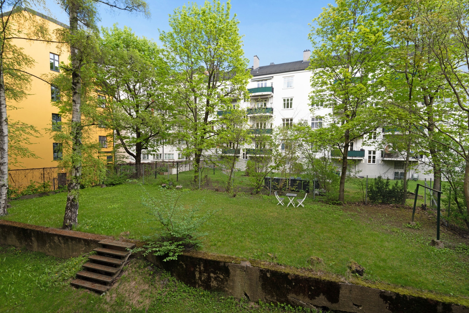 De fleste soverommene vender inn mot rolig og grønn bakgård. Galleribilde