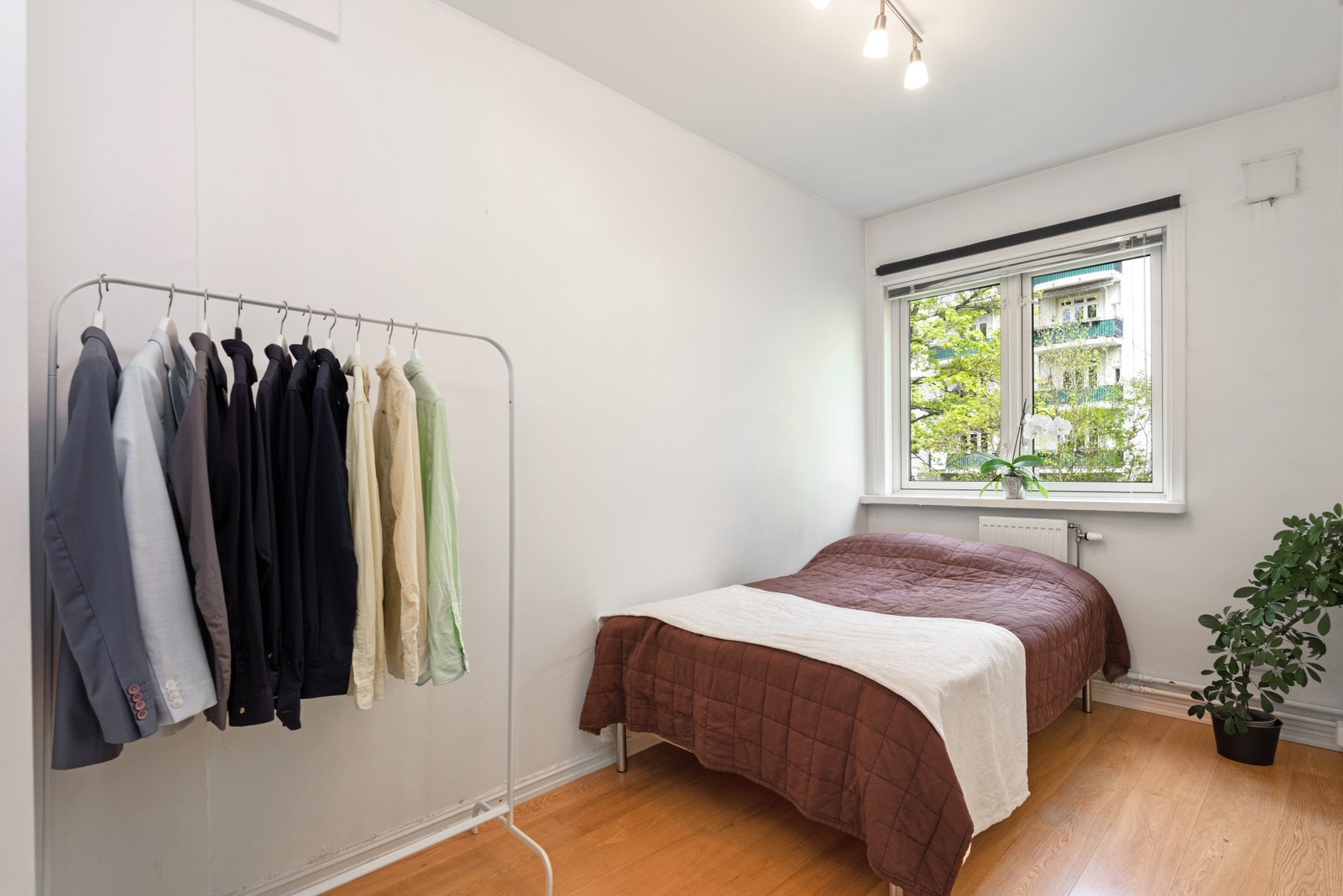 Soverom 3 vender inn mot rolig og grønn bakgård. Galleribilde