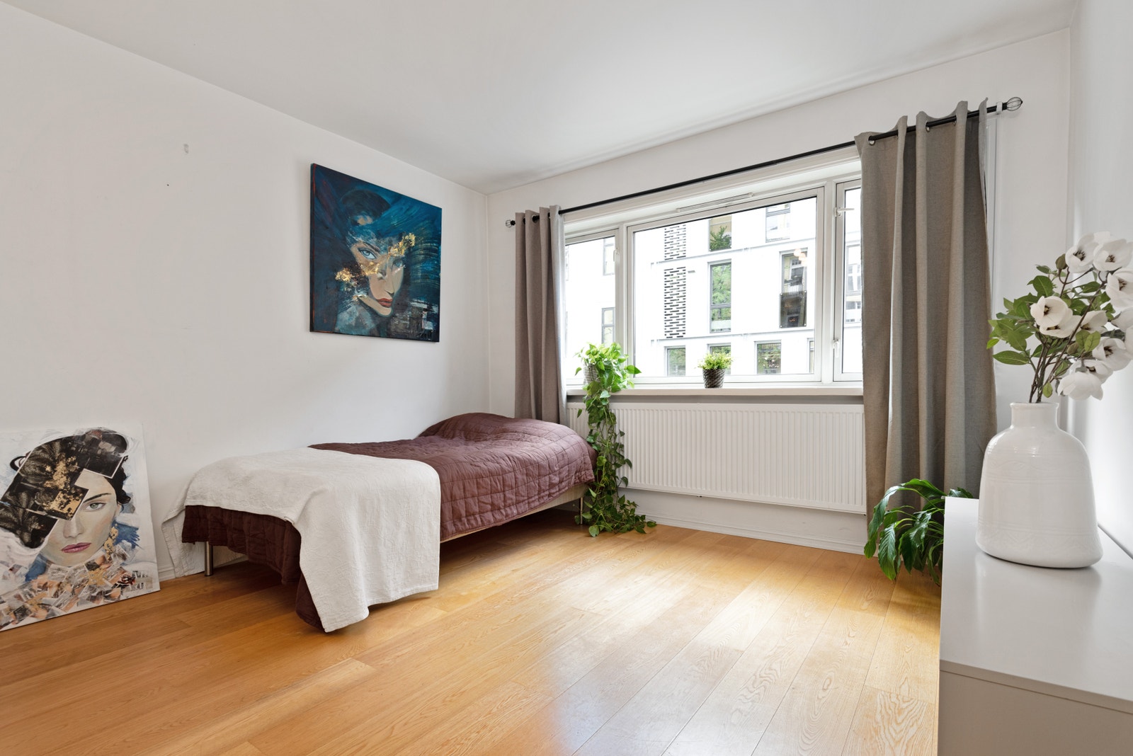 Soverom 1 er på over 12 kvm med god plass til både seng, sofa, tv benk og godt med oppbevaring. Galleribilde