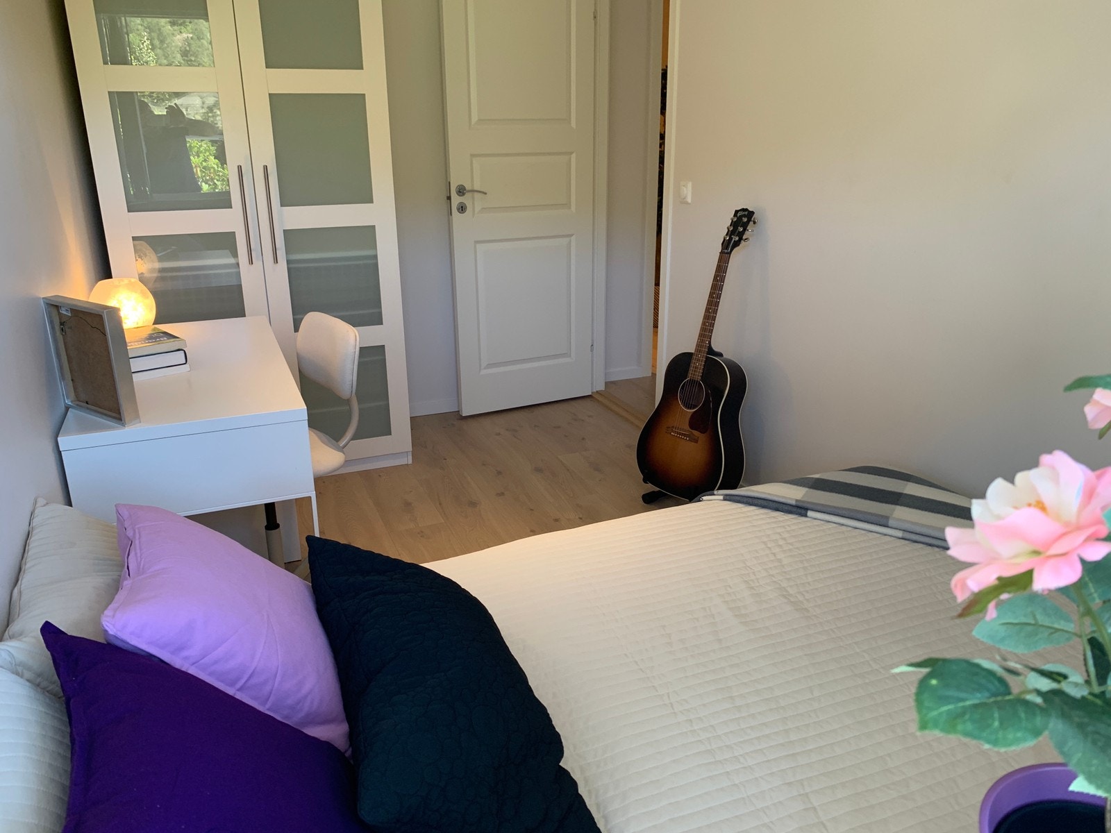 Rom 2 (seng 1,40m), ledig juni og juli Galleribilde