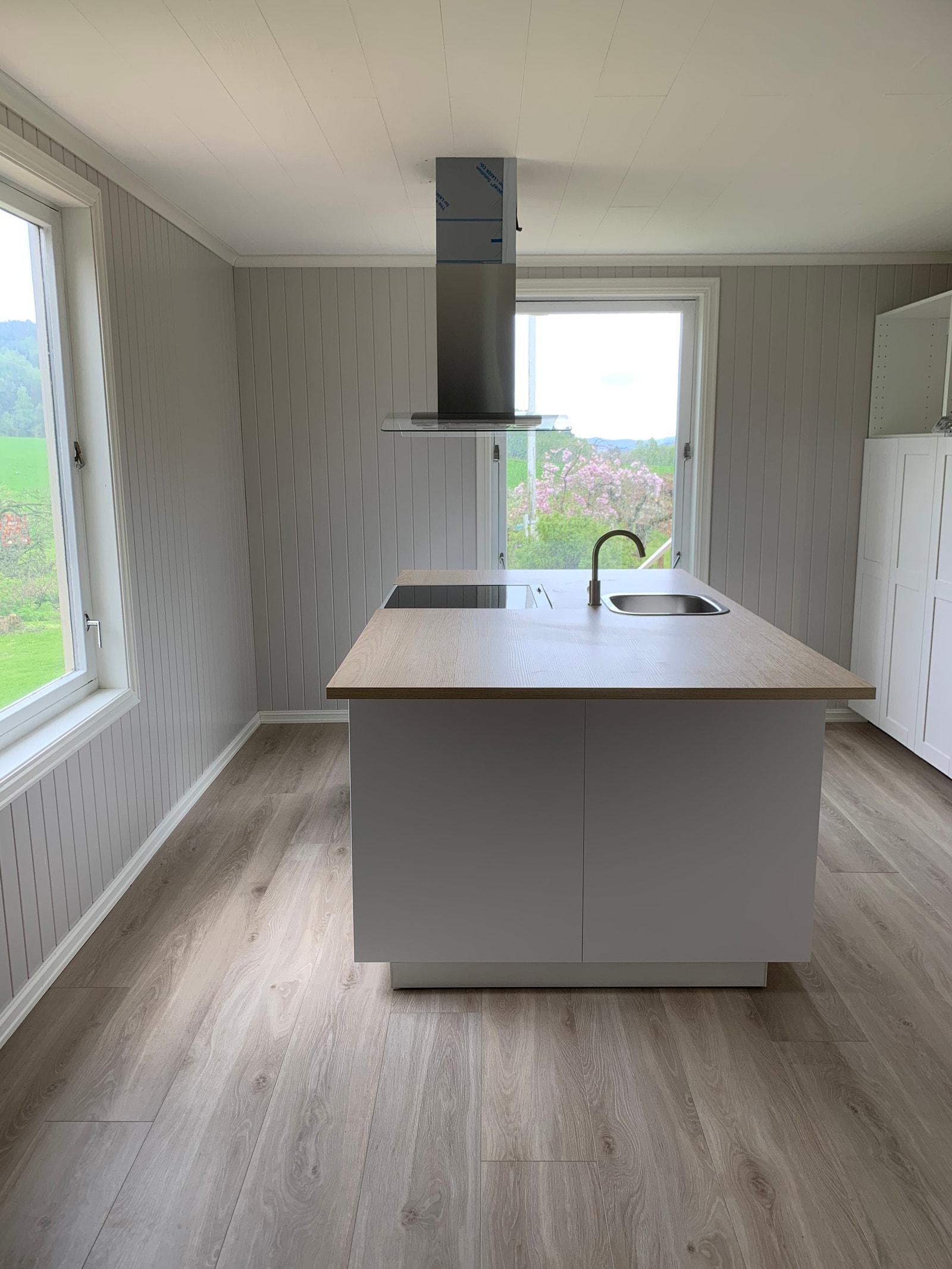 Kjøkken med øy og spiseplass Galleribilde