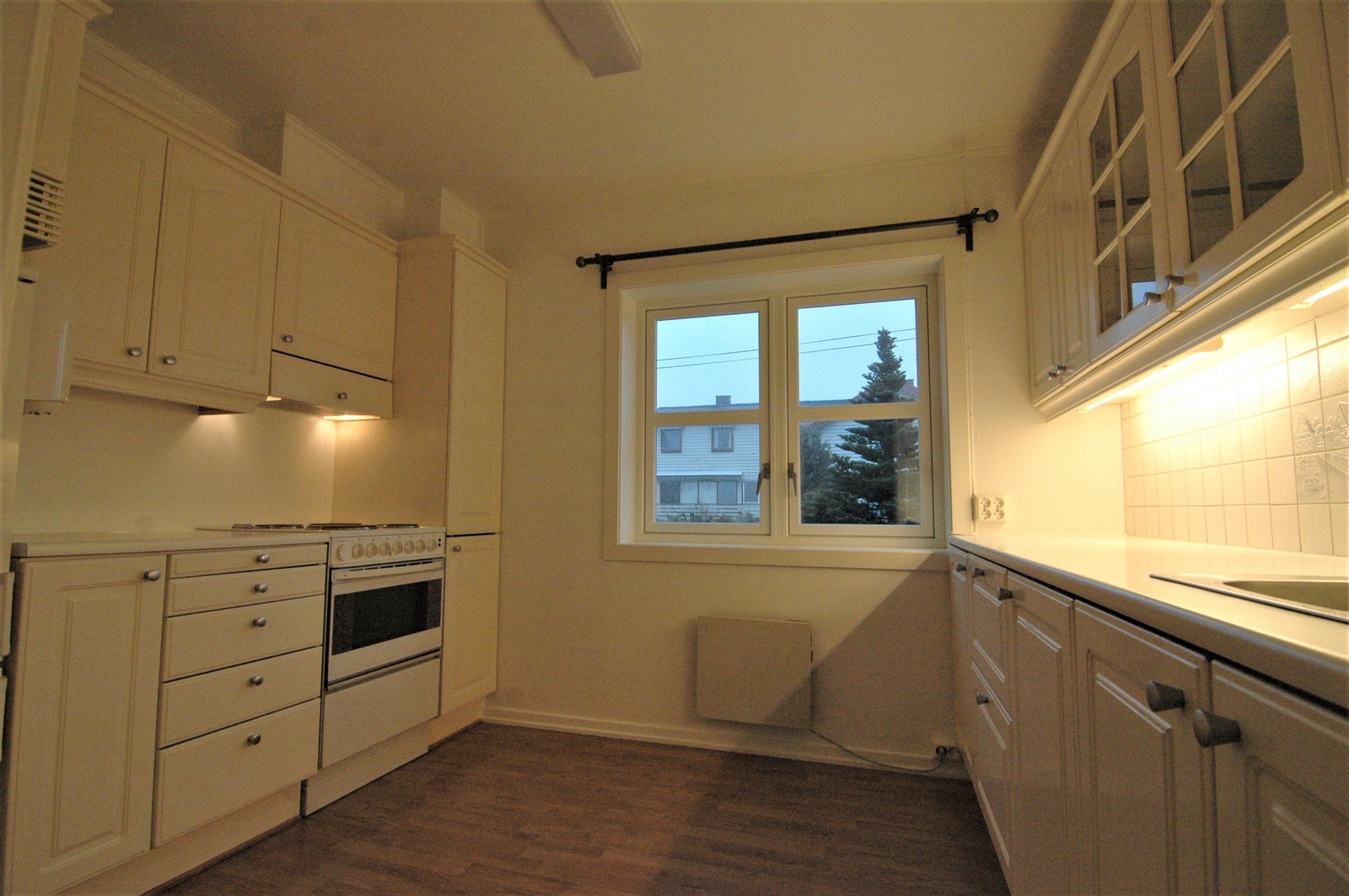 Kjøkken med oppvaskmaskin Galleribilde