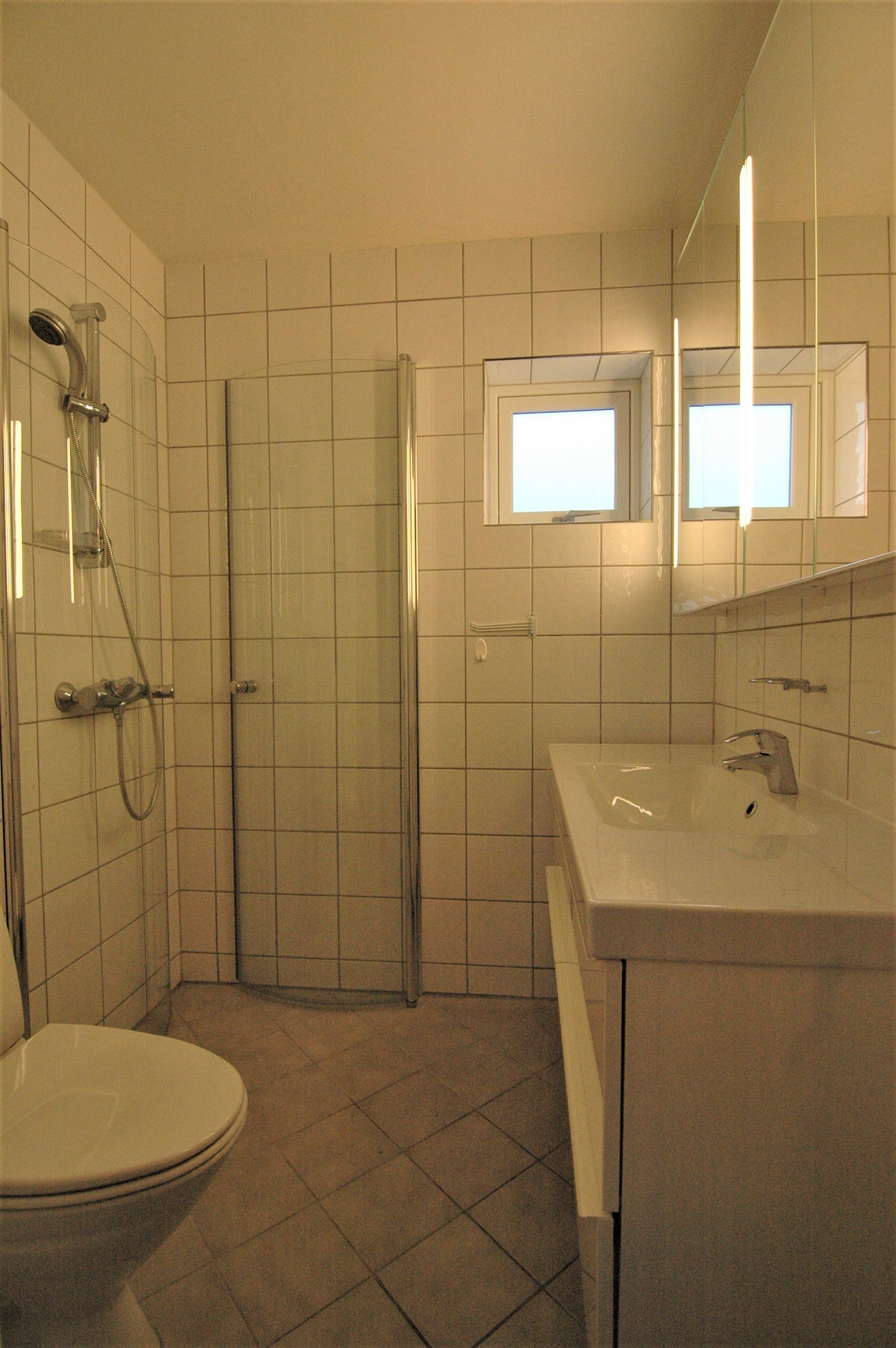 Bad med varme i gulvet og dusjhjørne Galleribilde