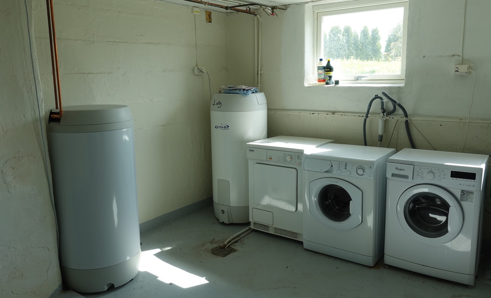 Felles vaskekjeller med vaskemaskin og tørketrommel Galleribilde