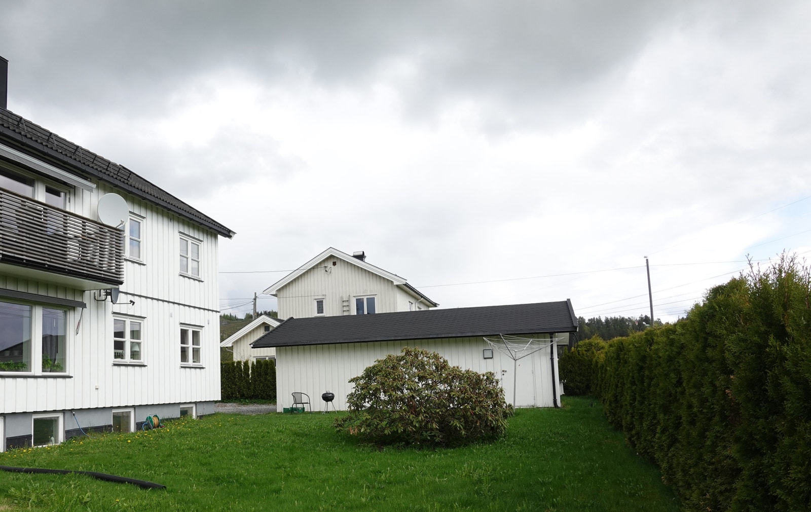 Hage på ca. 1 mål - to boenheter deler på å klippe gresset Galleribilde