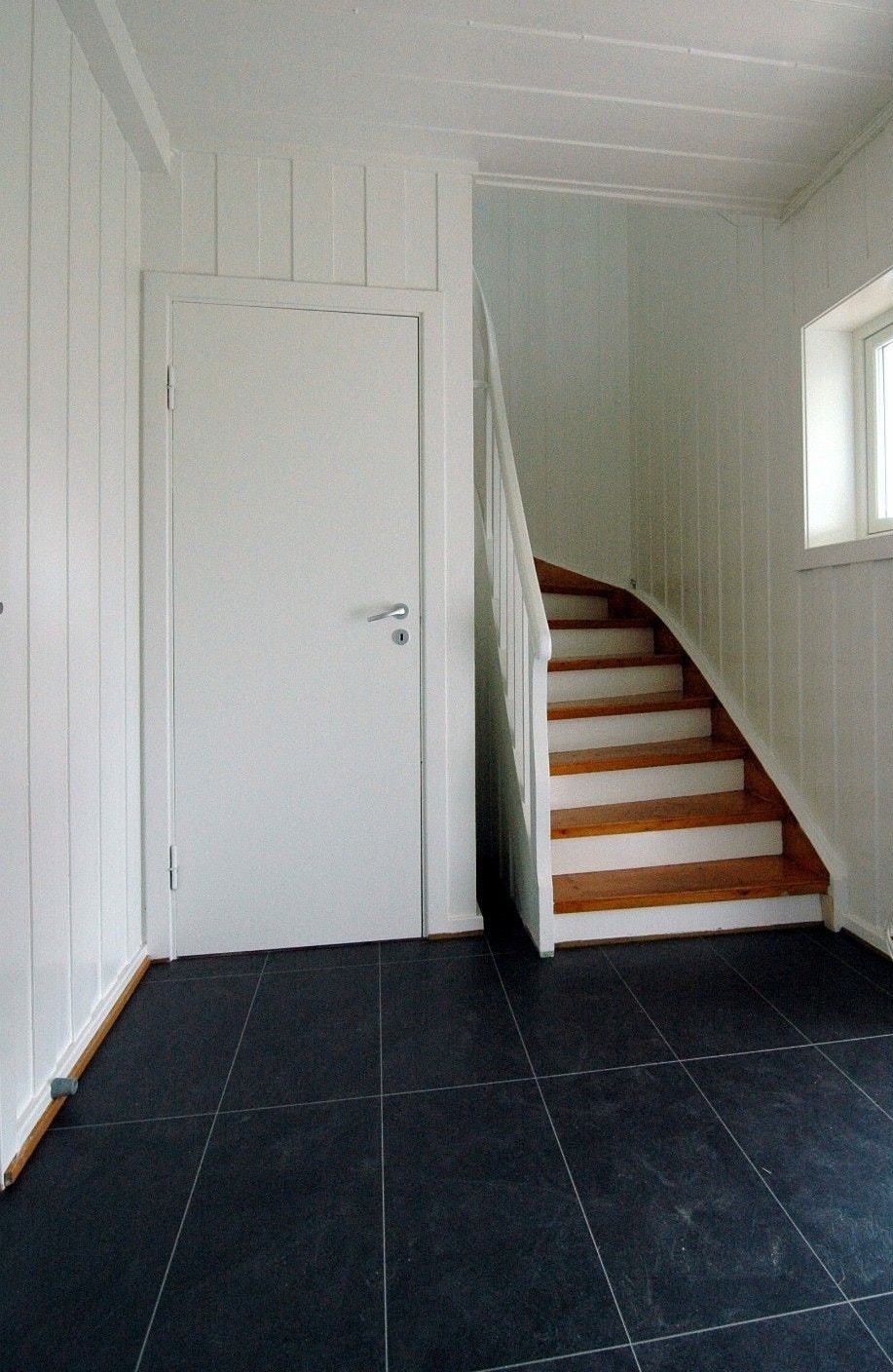 Yttergang med trapp til andre etasje og kjeller Galleribilde