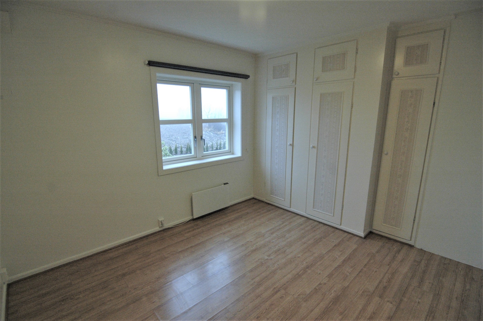 Stort soverom med integrerte skap Galleribilde