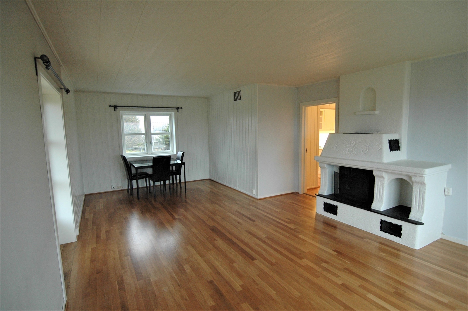 Stue med varmepumpe og peis Galleribilde