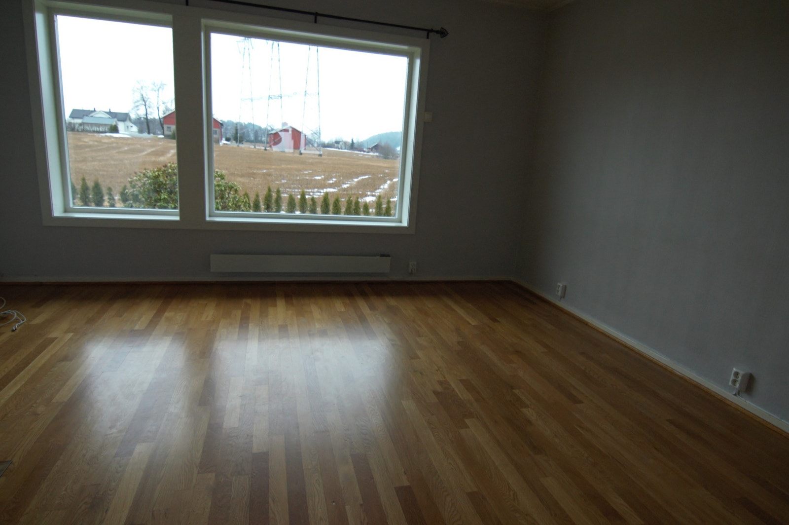 Stue med store vinduer og markise Galleribilde