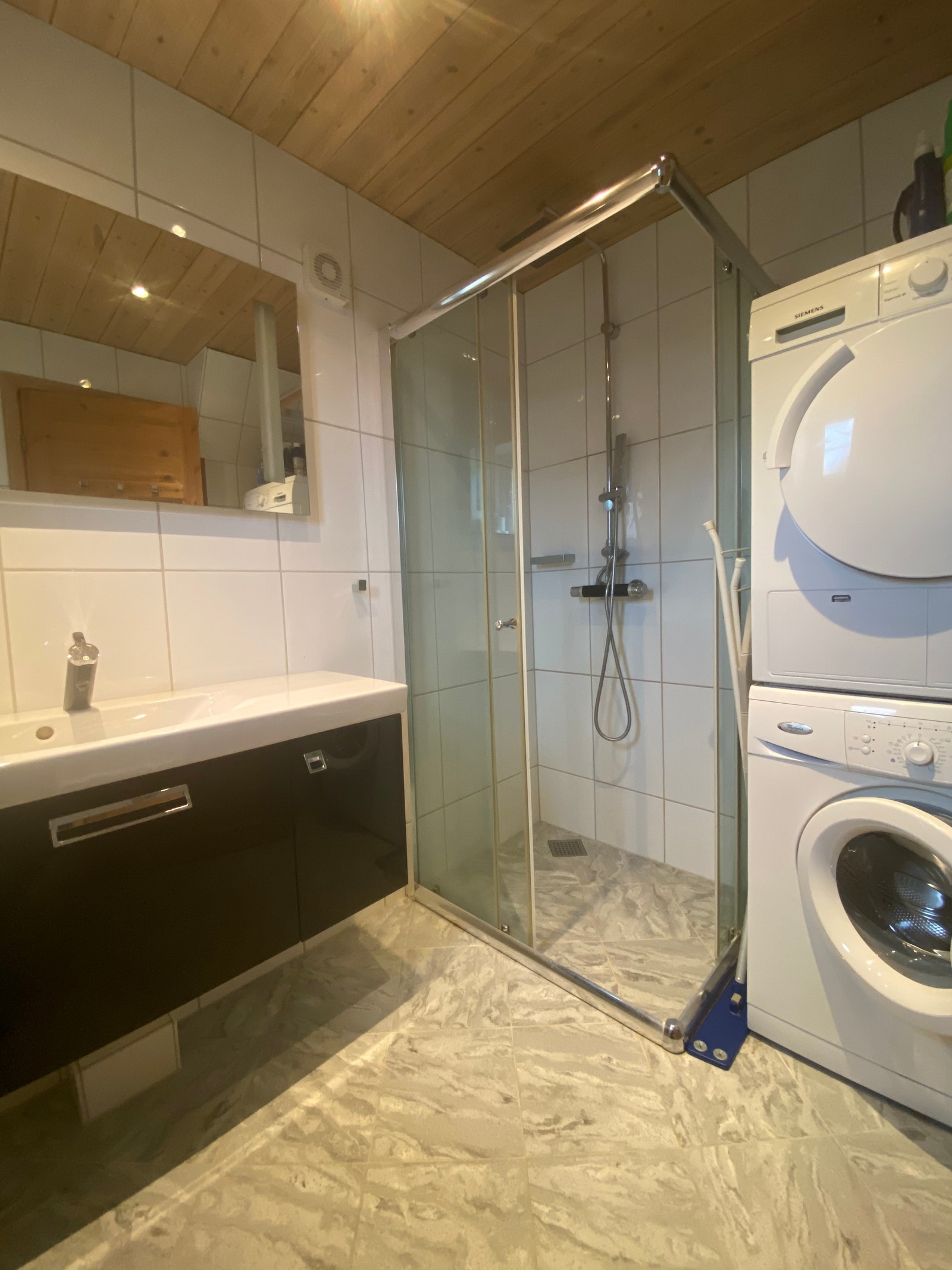 Bad med vask/tørkemaskin Galleribilde