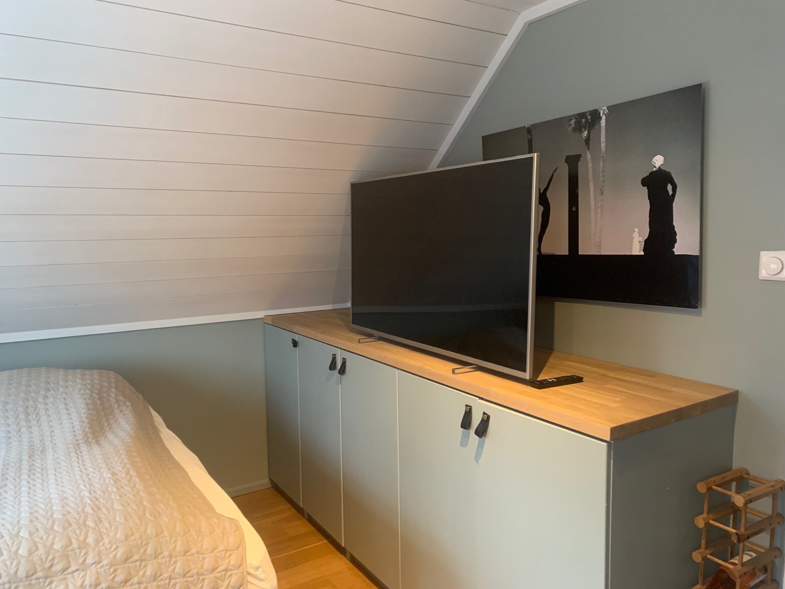 Soverom 1: 2 meters skapbenk med skuffinnredning Galleribilde