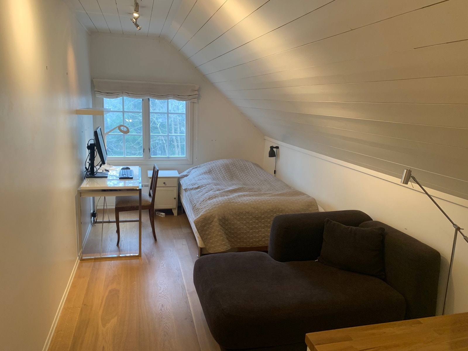 Soverom 2 og 3: disse to rommene er identiske, men speilvendte. Inneholder seng 90 cm (avviker fra bildet). arbeidspult, liten sofa samt benkeskap med skuffer og integrert høyskap med skuffer og heng. Galleribilde
