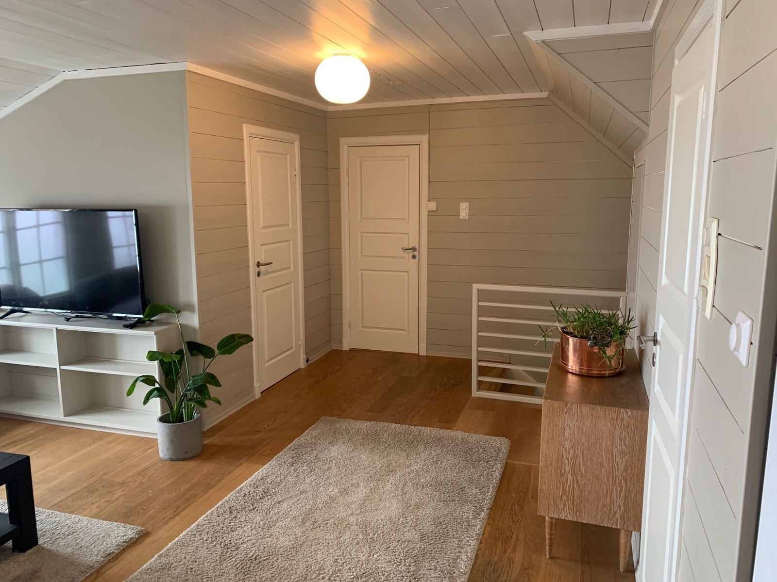 Stuen mot trappen opp fra 1. etg. Galleribilde