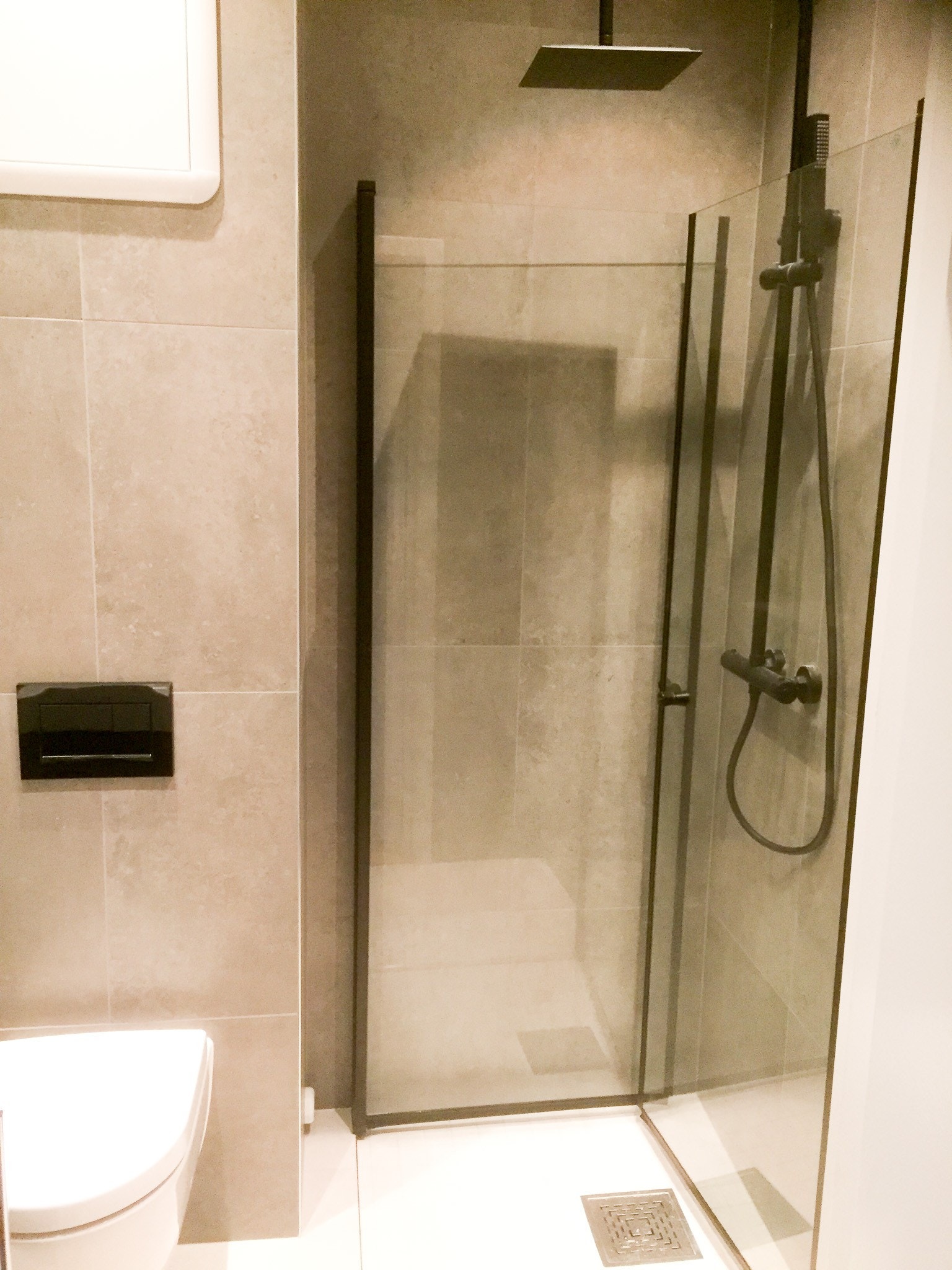 Bad med dusj, toilet, vask og vaskemaskin Galleribilde