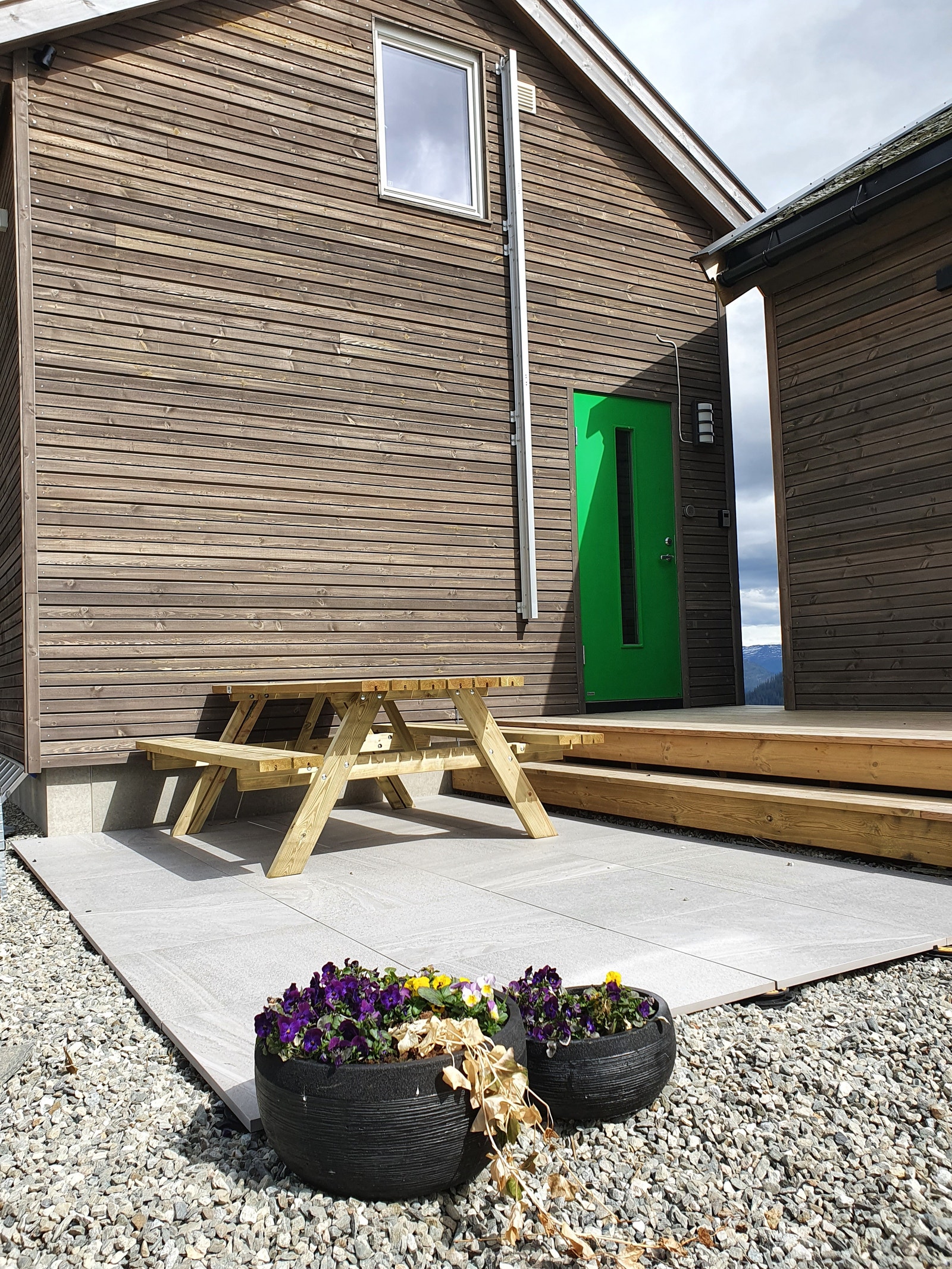 Sammenleggbare solstoler er tilgjengelige og kan brukes på begge uteplasser Galleribilde