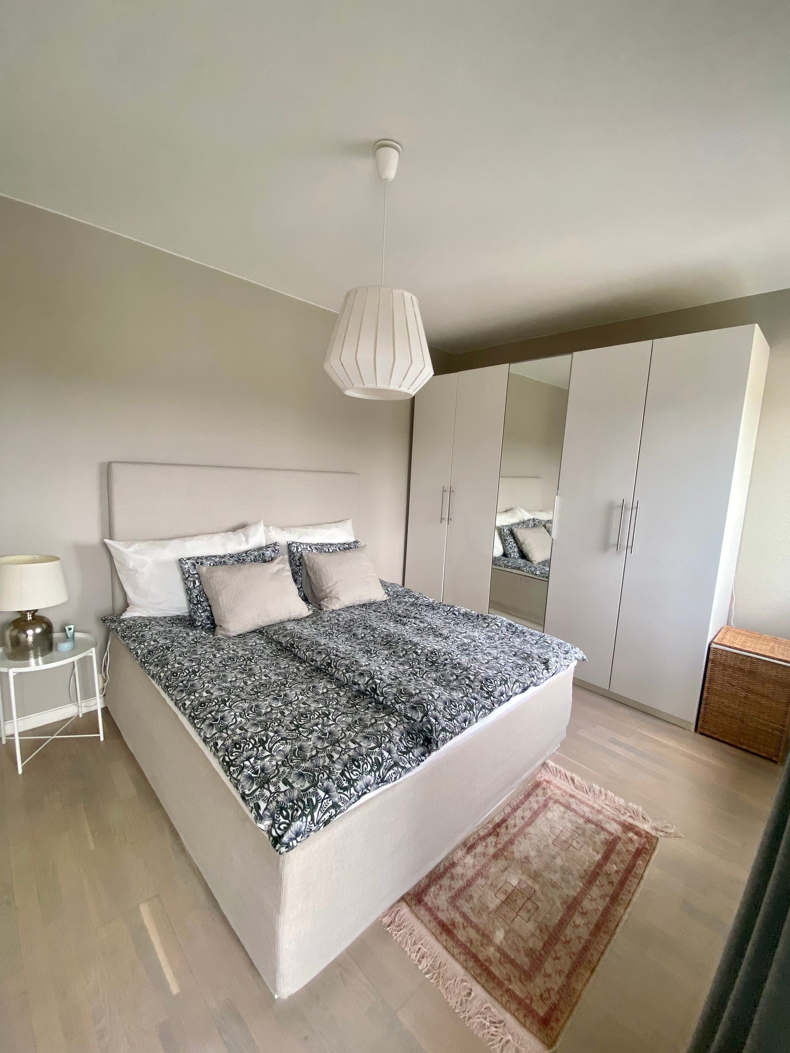 Soverom med gode lagringsmuligheter Galleribilde