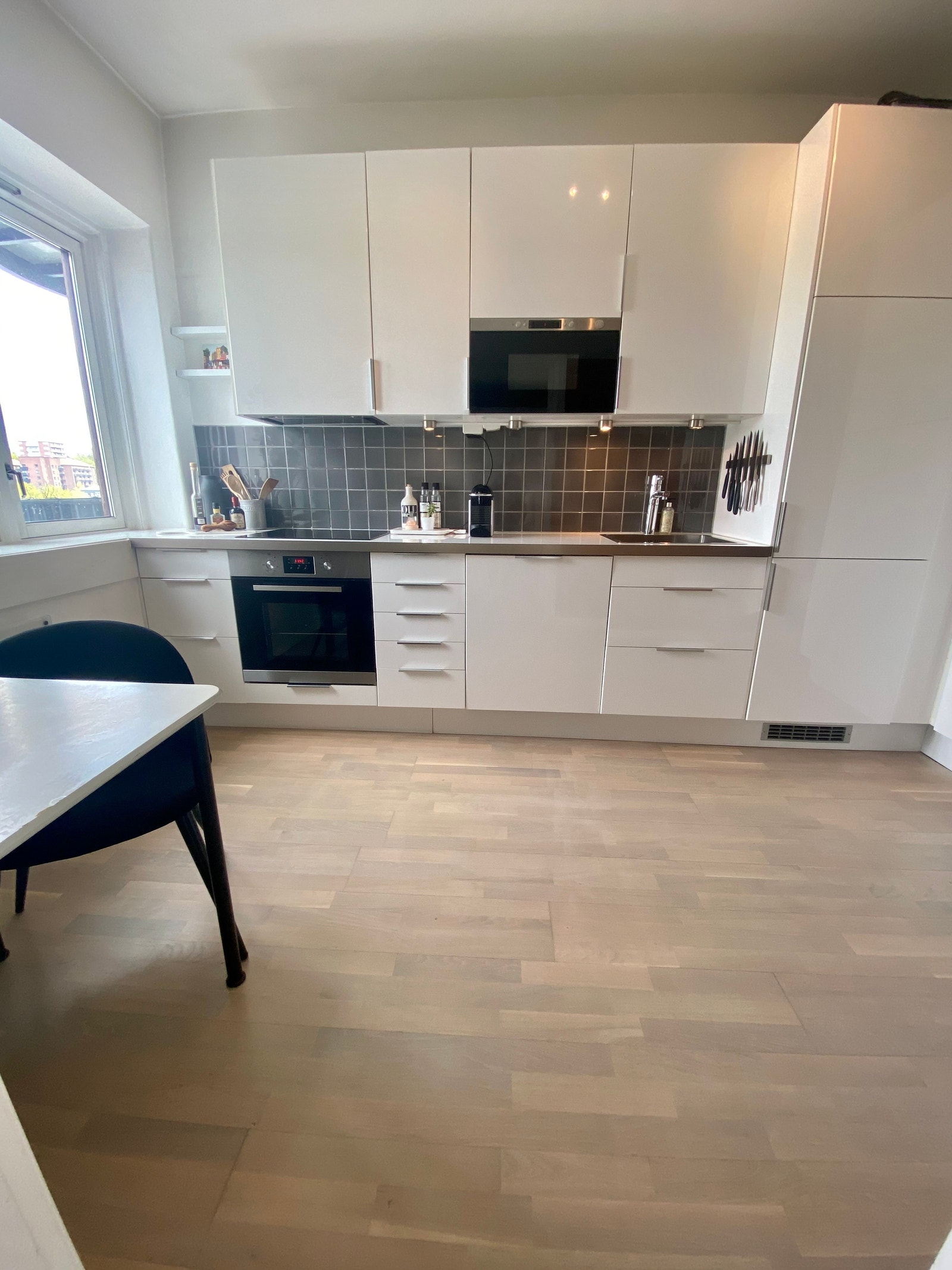 Kjøkken, med alt du trenger av hvitevarer Galleribilde