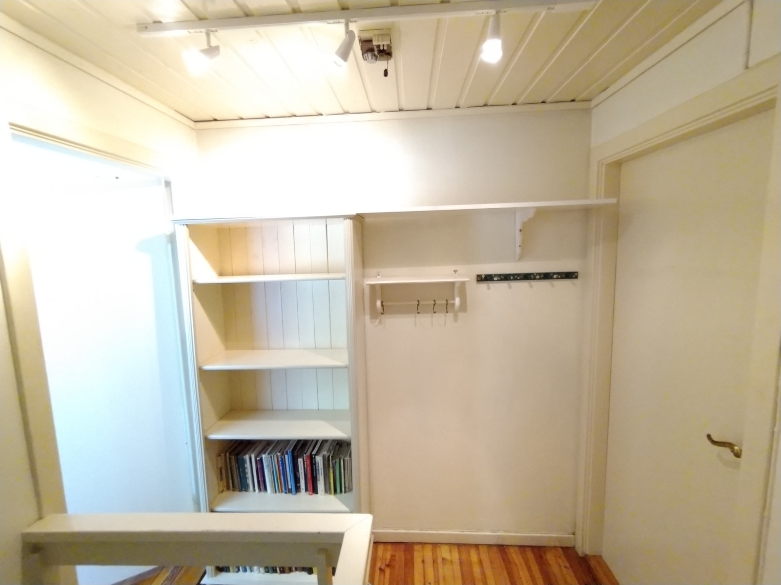 Gang mellom de to rommene, ca 2 kvm, hylleplass og knagger Galleribilde