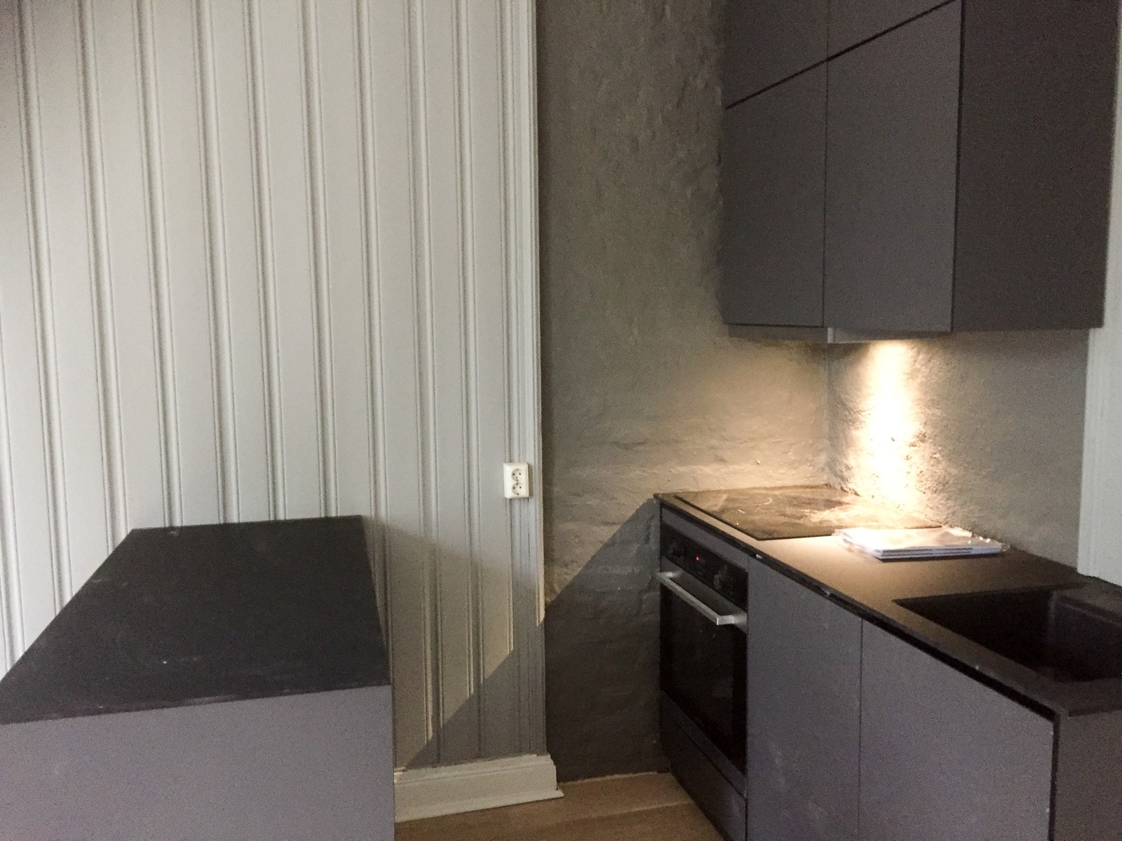 Kjøkken, inkl oppvaskmaskin og kjøkkenbenk x2 (øy til venstre på bildet) Galleribilde