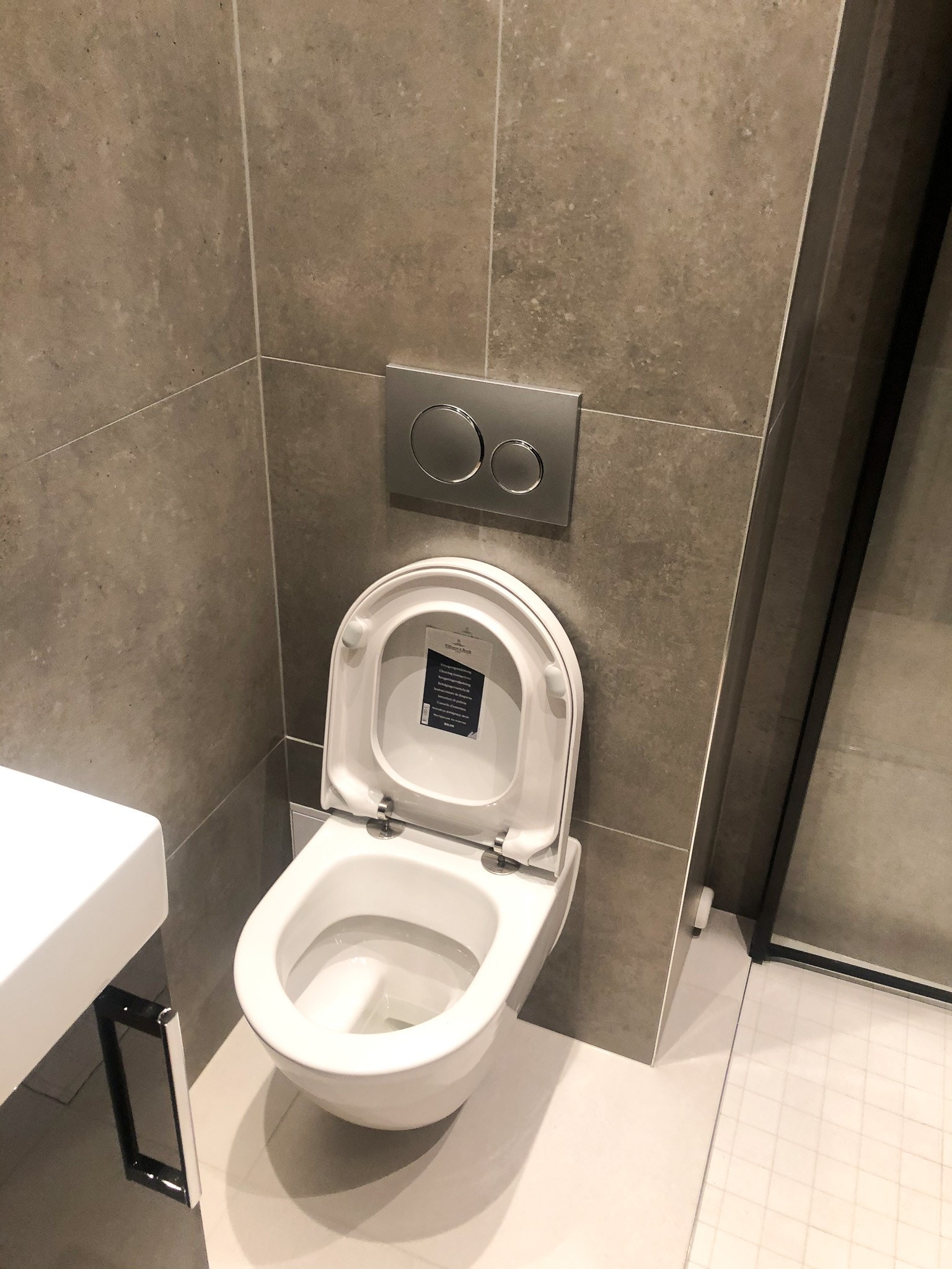 Bad med dusj, toilet, vask og vaskemaskin Galleribilde