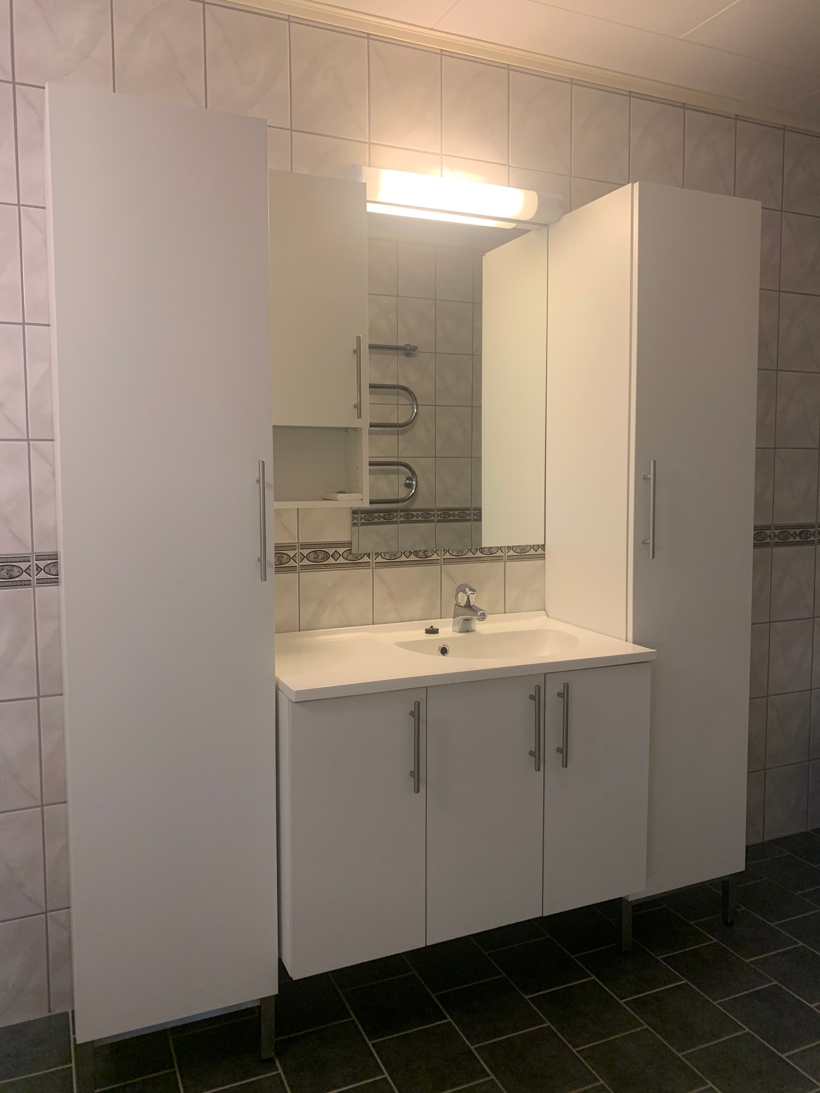 Bad med god skap plass Galleribilde